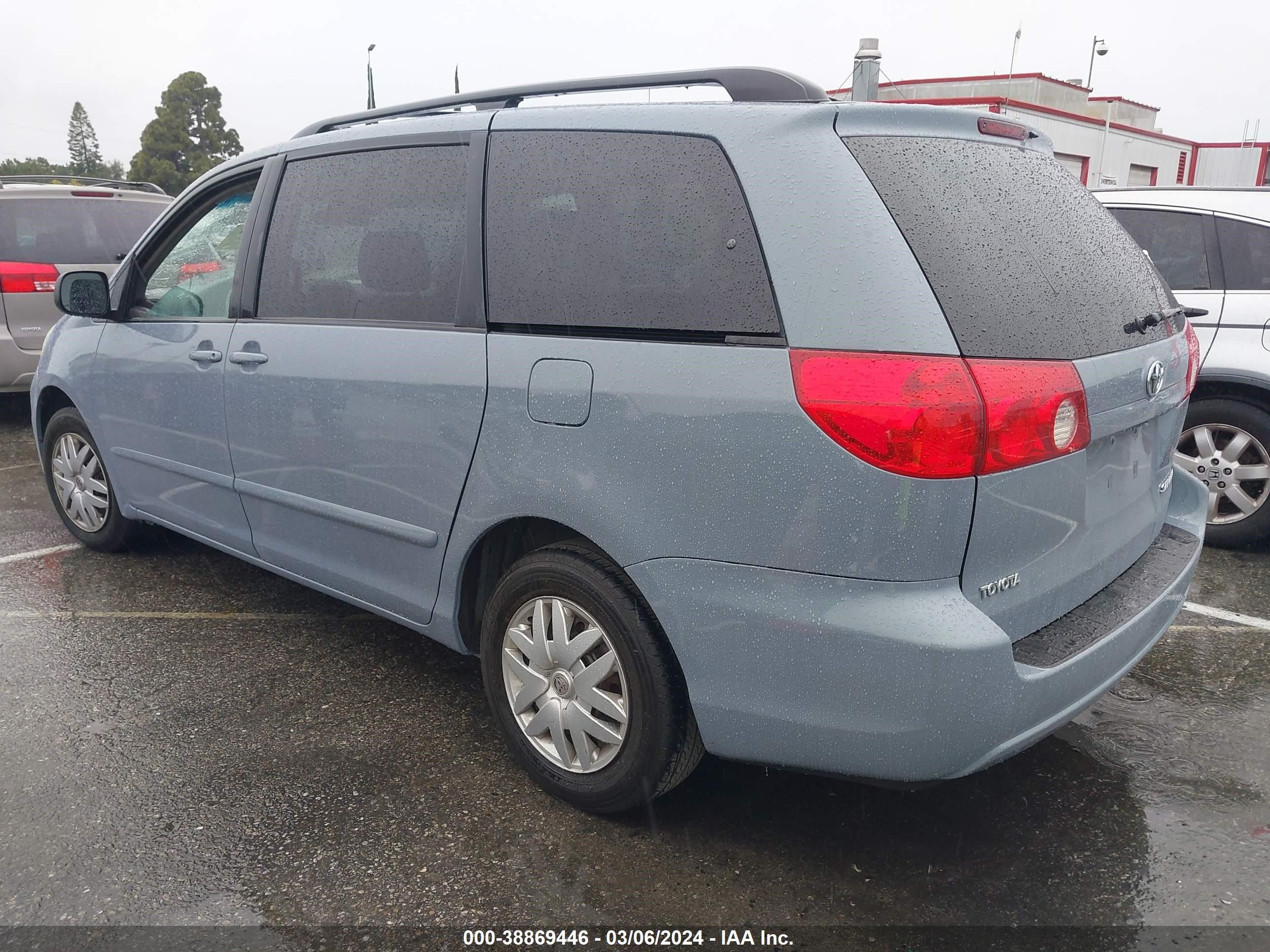 Photo 2 VIN: 5TDZK23CX7S067621 - TOYOTA SIENNA 