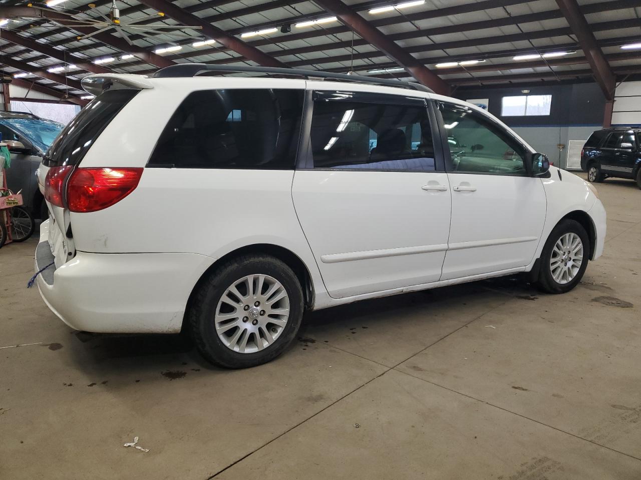 Photo 2 VIN: 5TDZK23CX7S077839 - TOYOTA SIENNA 