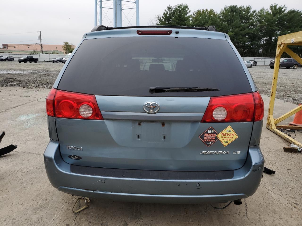 Photo 5 VIN: 5TDZK23CX8S138737 - TOYOTA SIENNA 