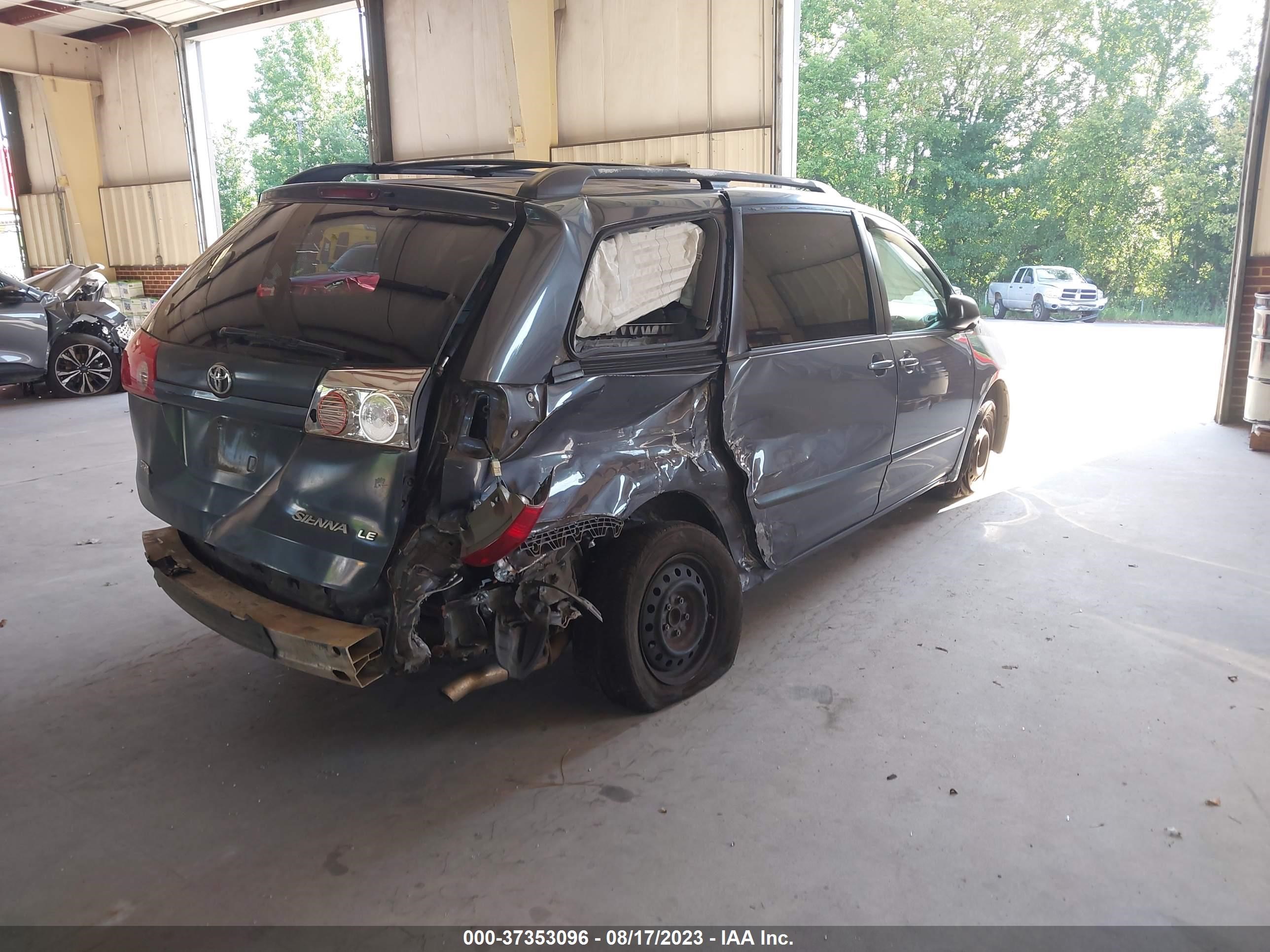 Photo 3 VIN: 5TDZK23CX8S141847 - TOYOTA SIENNA 