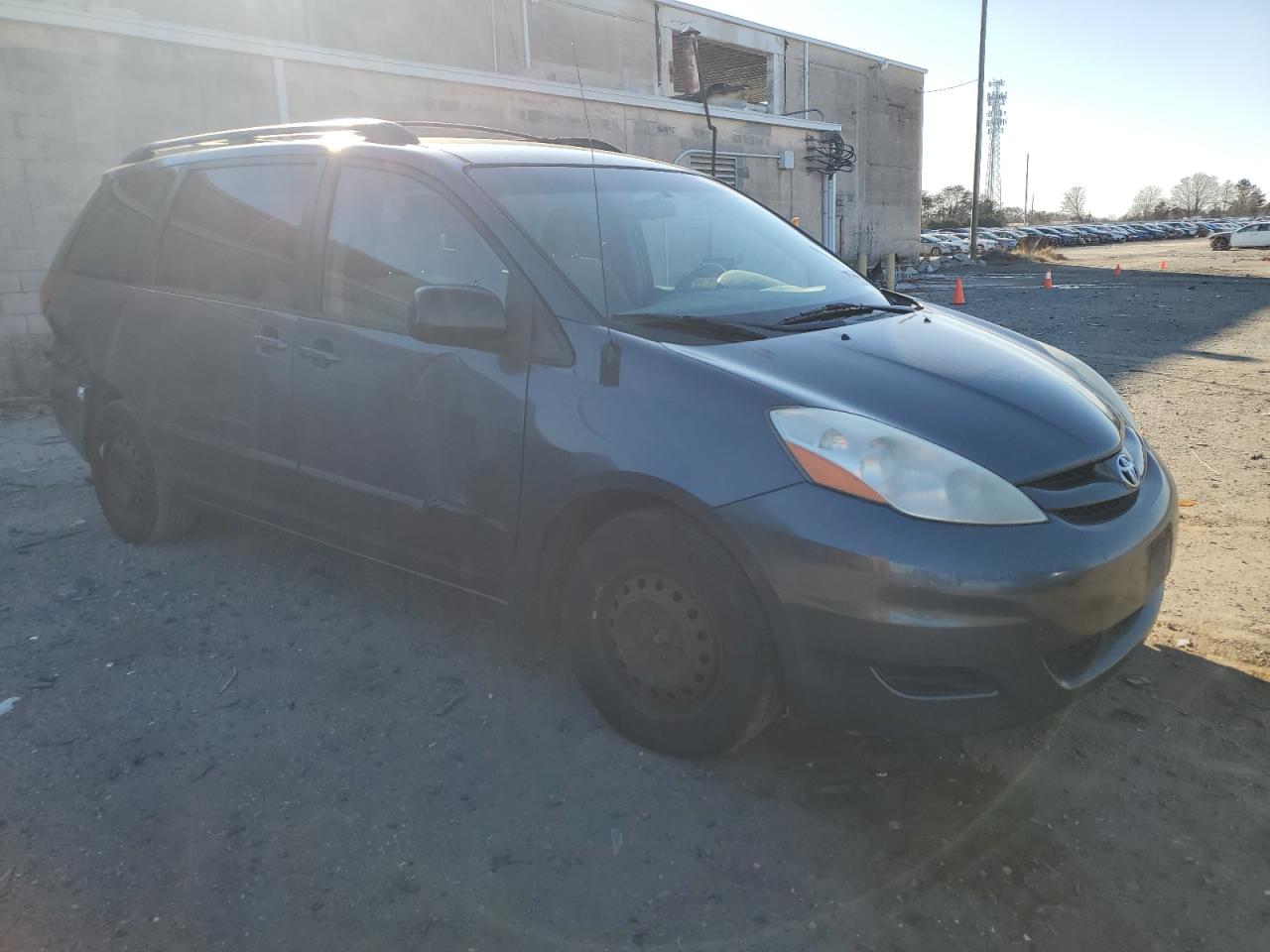 Photo 3 VIN: 5TDZK23CX8S156879 - TOYOTA SIENNA 