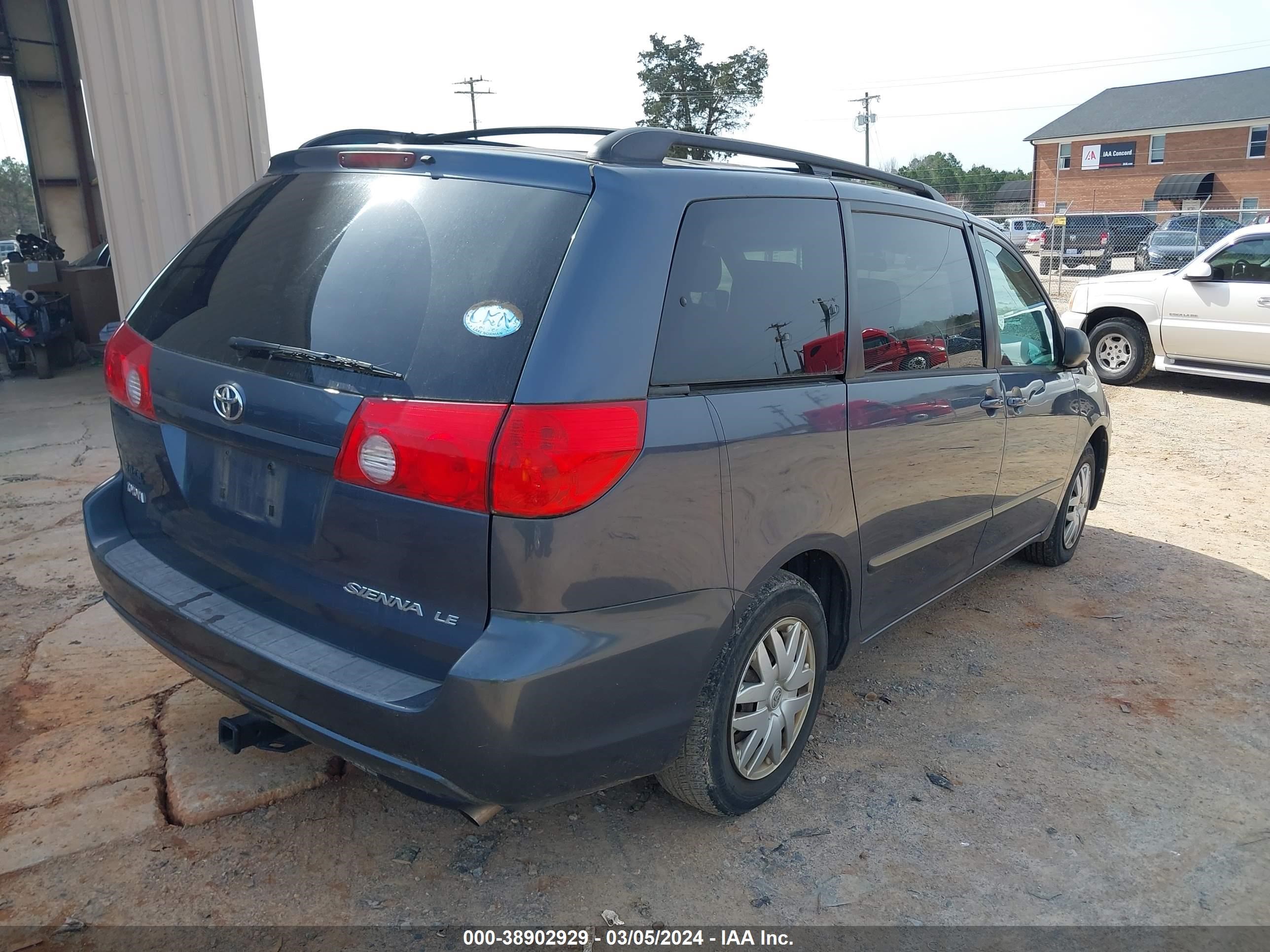 Photo 3 VIN: 5TDZK23CX8S166053 - TOYOTA SIENNA 