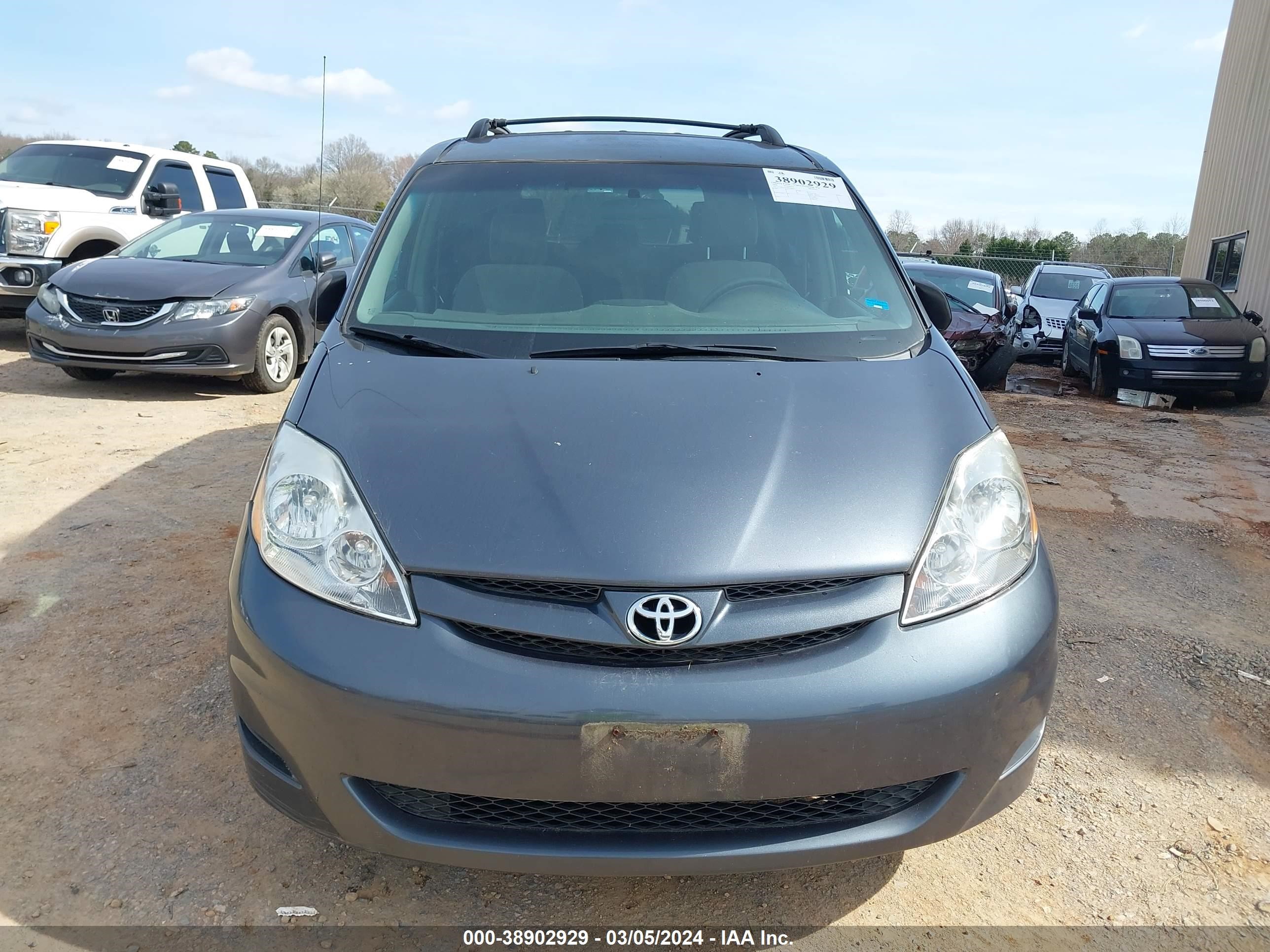 Photo 5 VIN: 5TDZK23CX8S166053 - TOYOTA SIENNA 