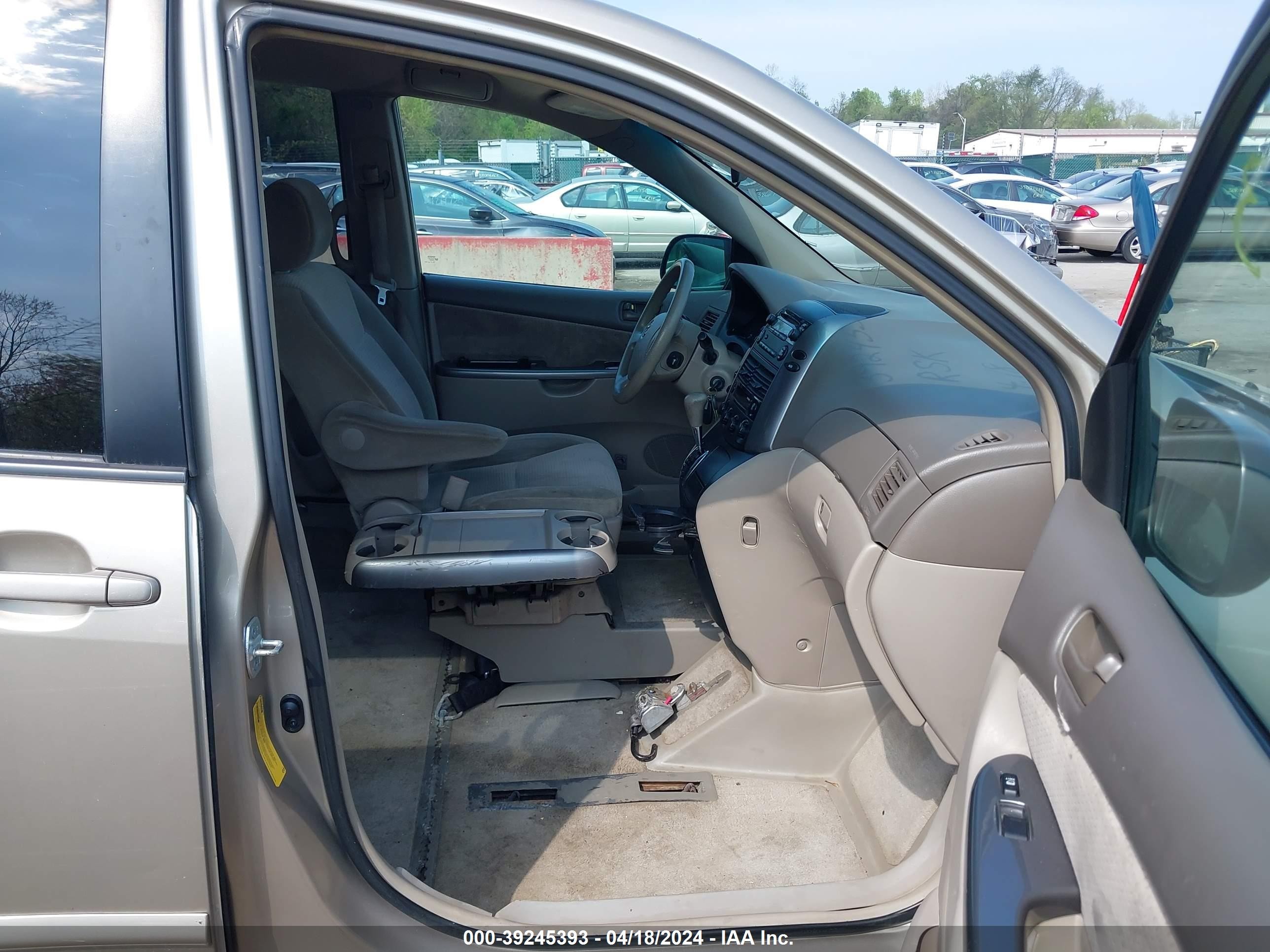 Photo 4 VIN: 5TDZK23CX8S182351 - TOYOTA SIENNA 