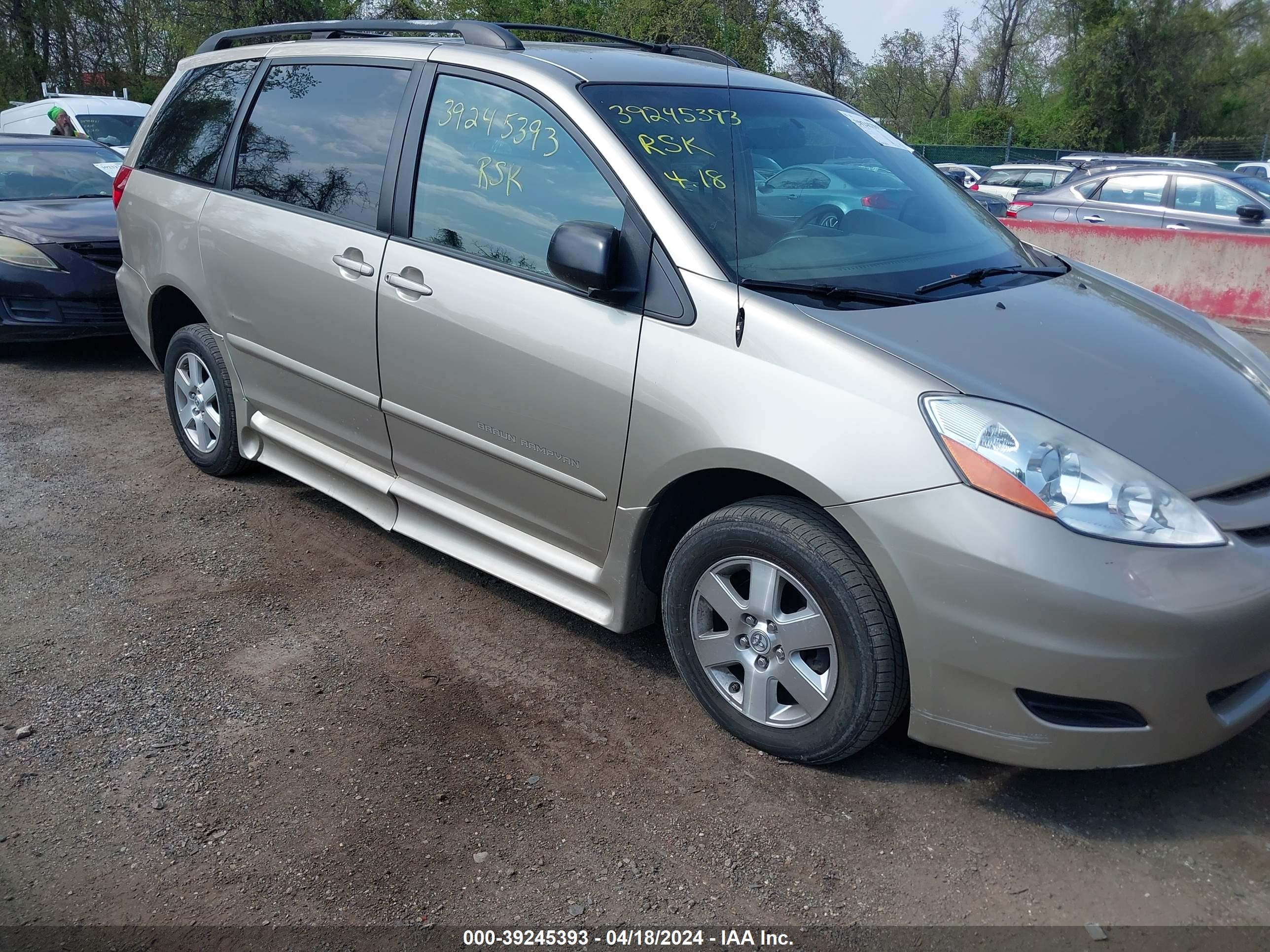 Photo 5 VIN: 5TDZK23CX8S182351 - TOYOTA SIENNA 