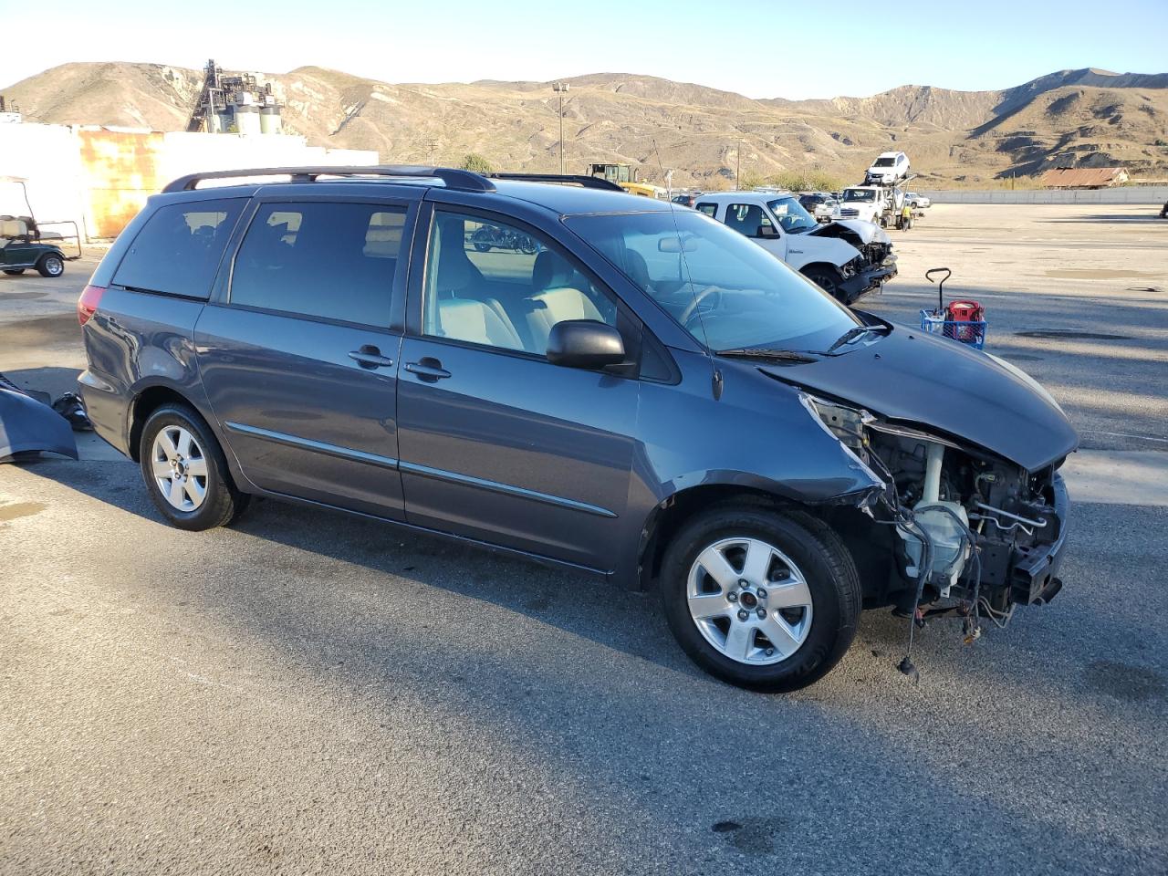 Photo 3 VIN: 5TDZK23CX8S183788 - TOYOTA SIENNA 