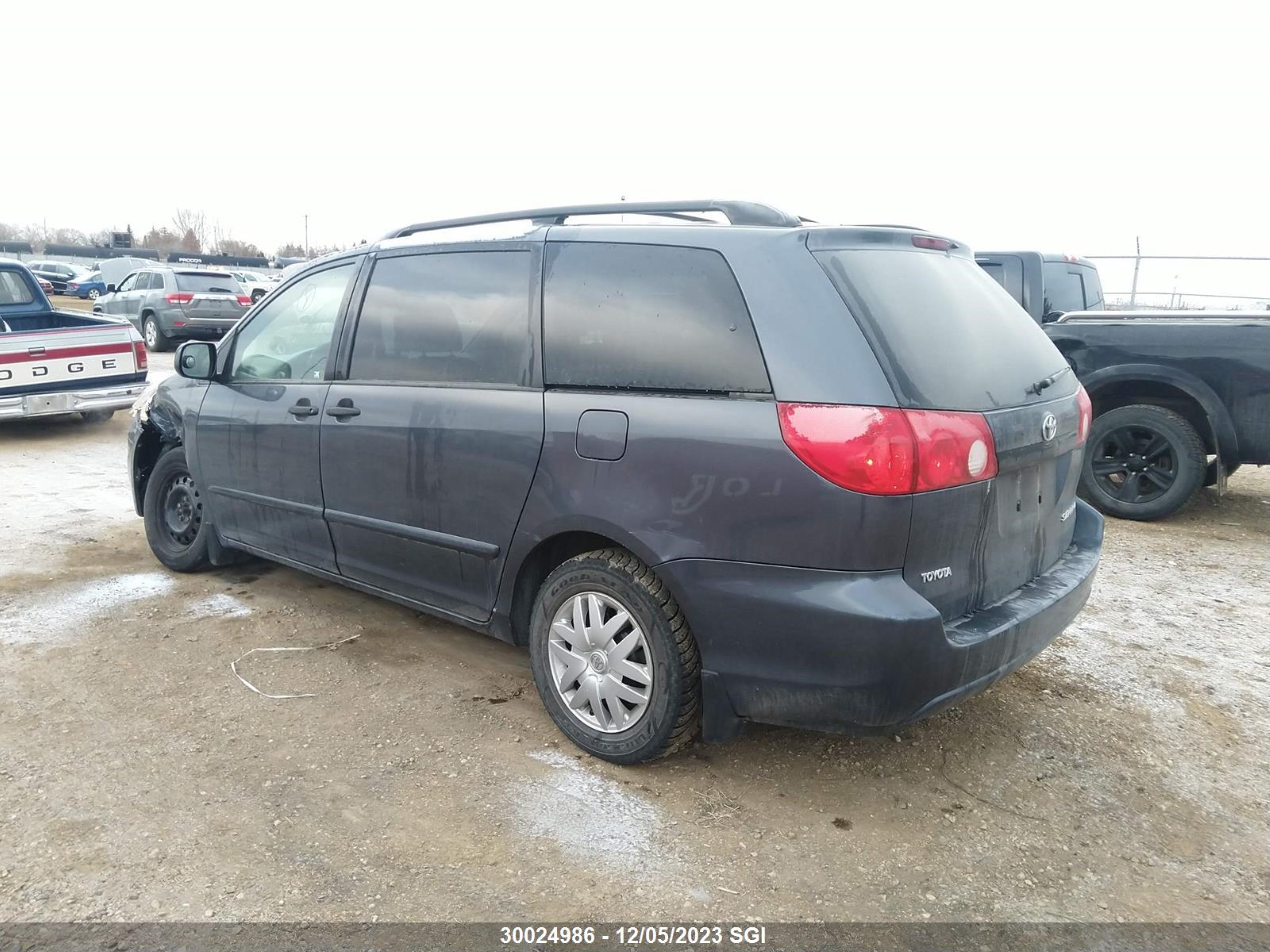 Photo 2 VIN: 5TDZK29C09S233610 - TOYOTA SIENNA 