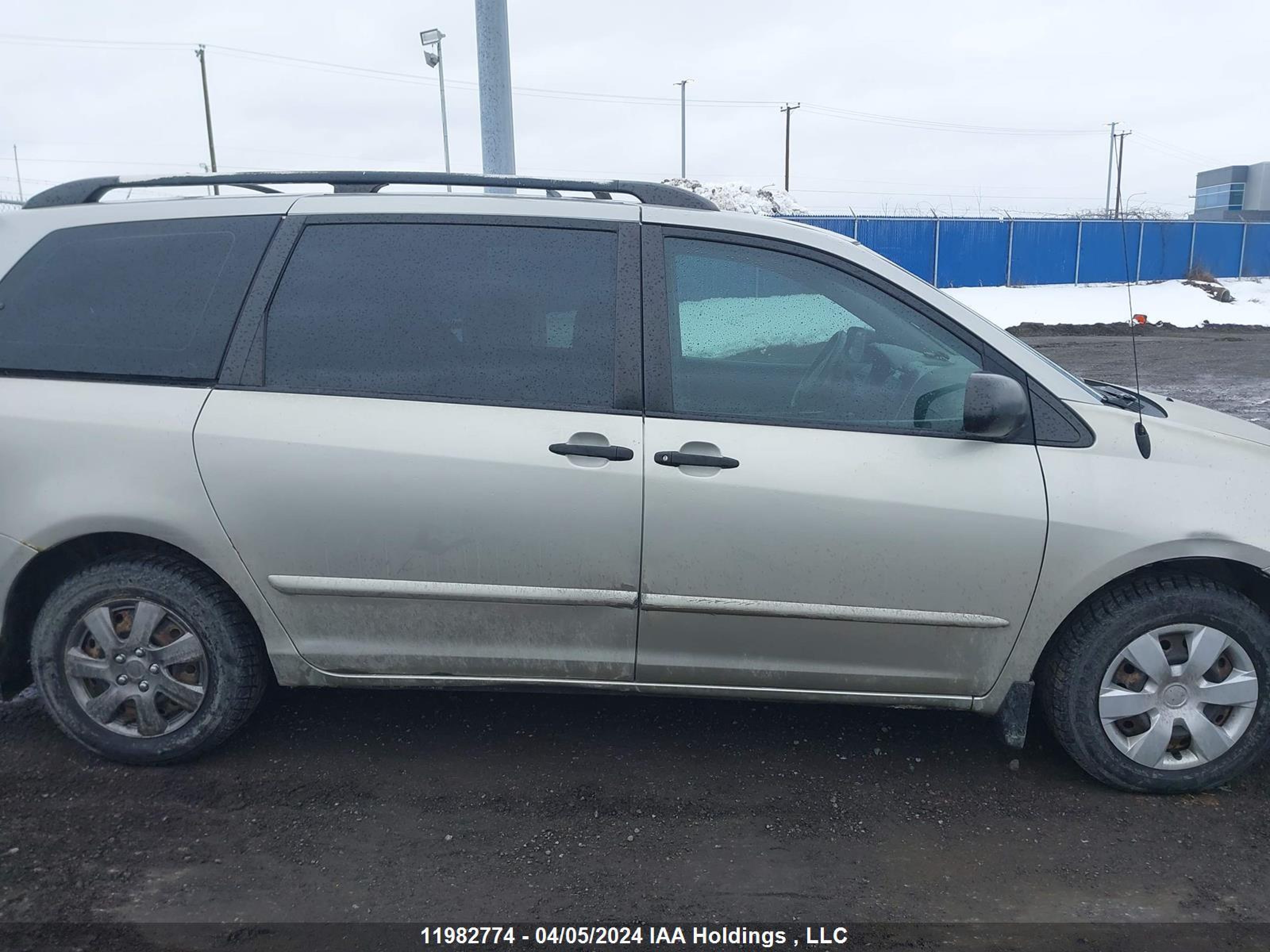 Photo 12 VIN: 5TDZK29C77S027181 - TOYOTA SIENNA 