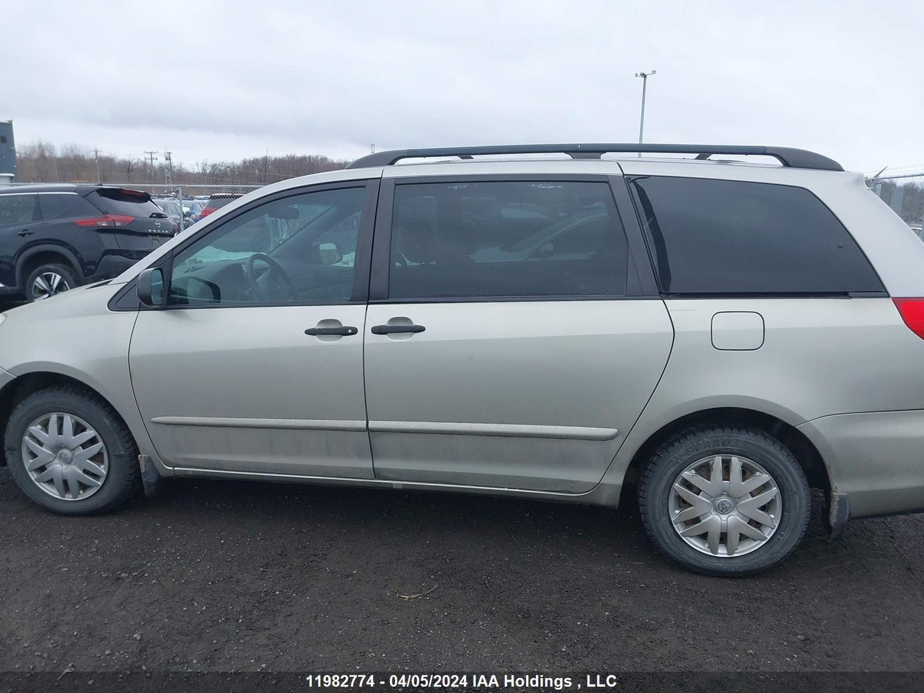 Photo 13 VIN: 5TDZK29C77S027181 - TOYOTA SIENNA 