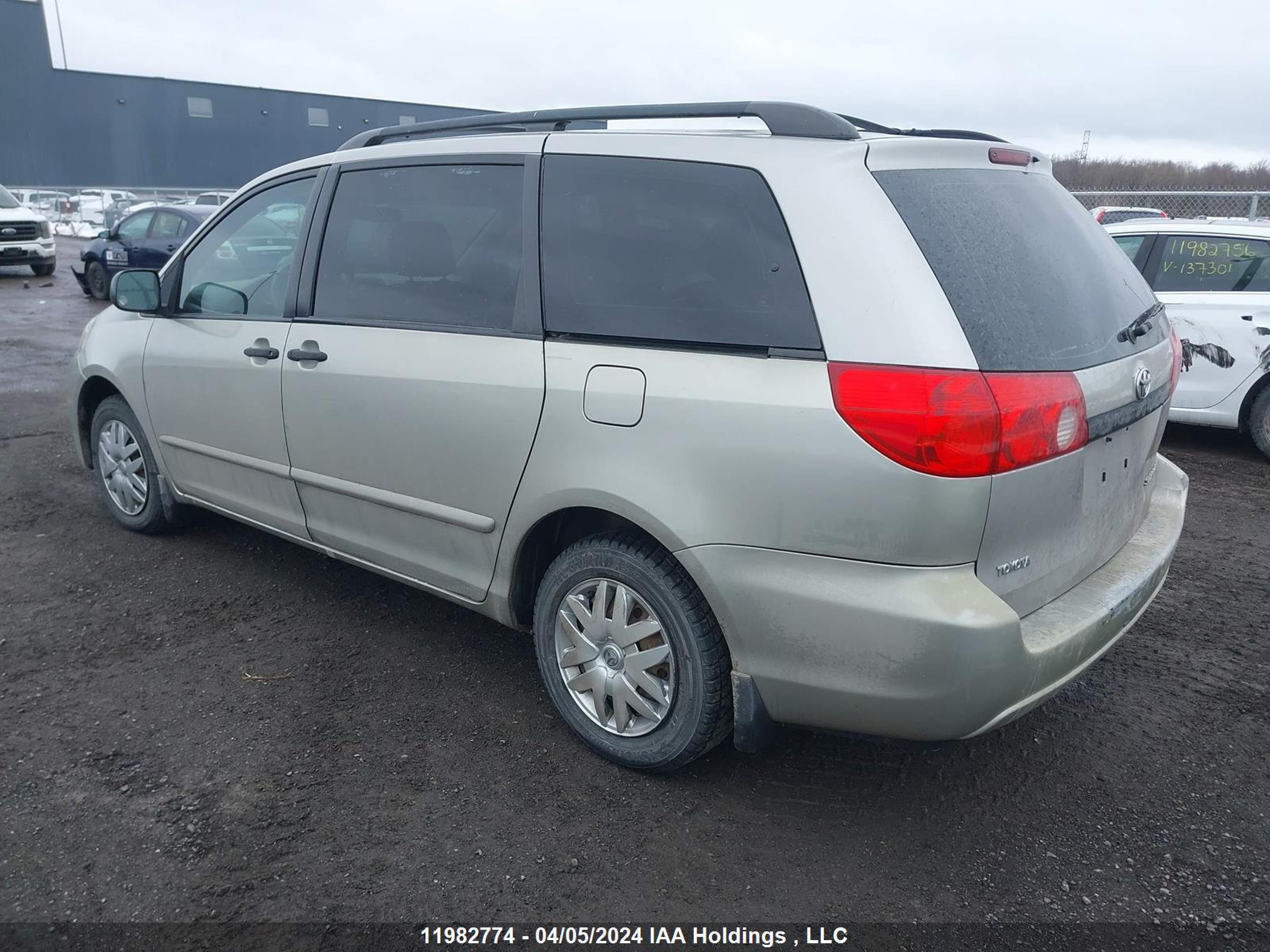 Photo 2 VIN: 5TDZK29C77S027181 - TOYOTA SIENNA 