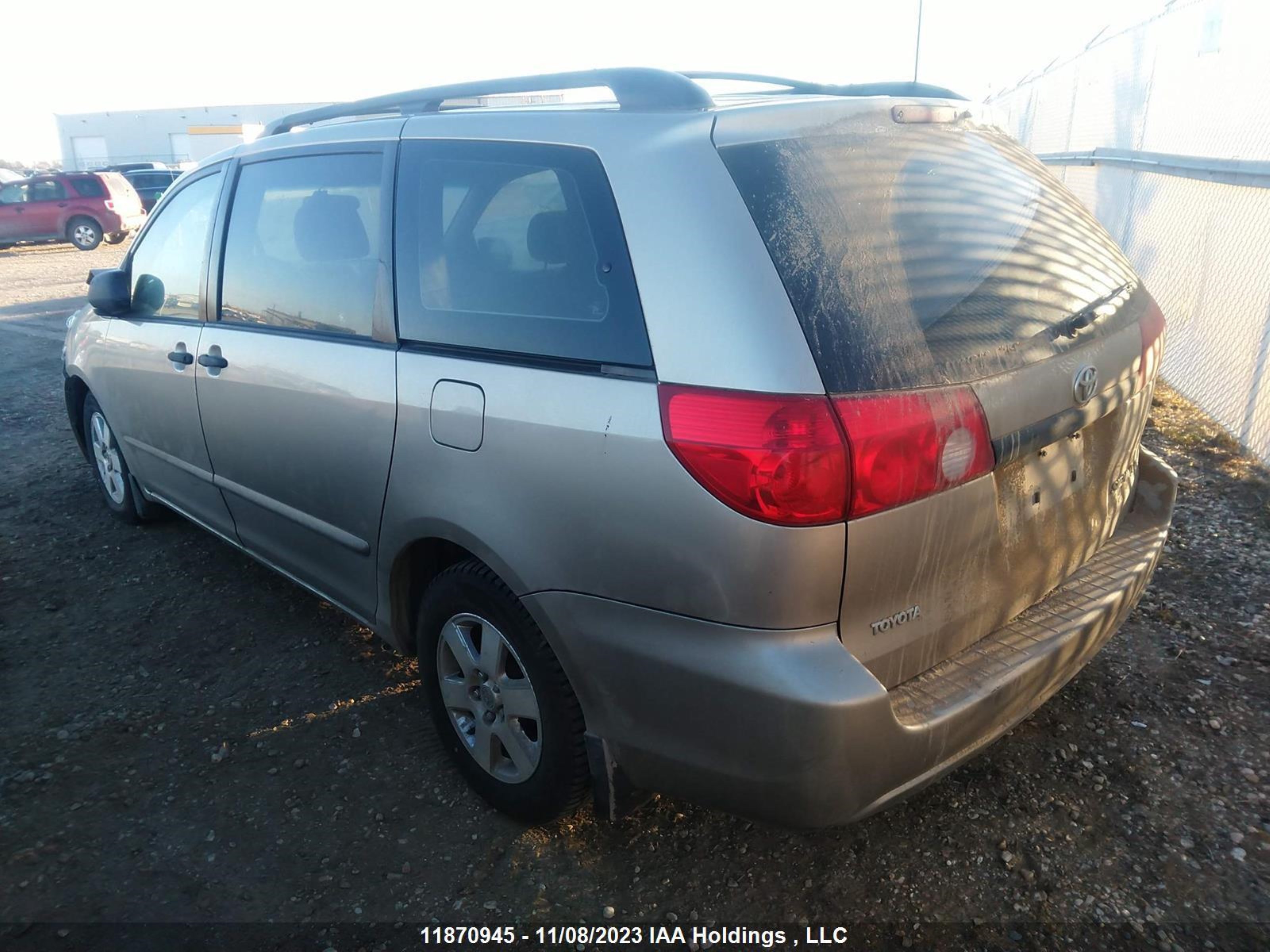 Photo 2 VIN: 5TDZK29CX8S139636 - TOYOTA SIENNA 