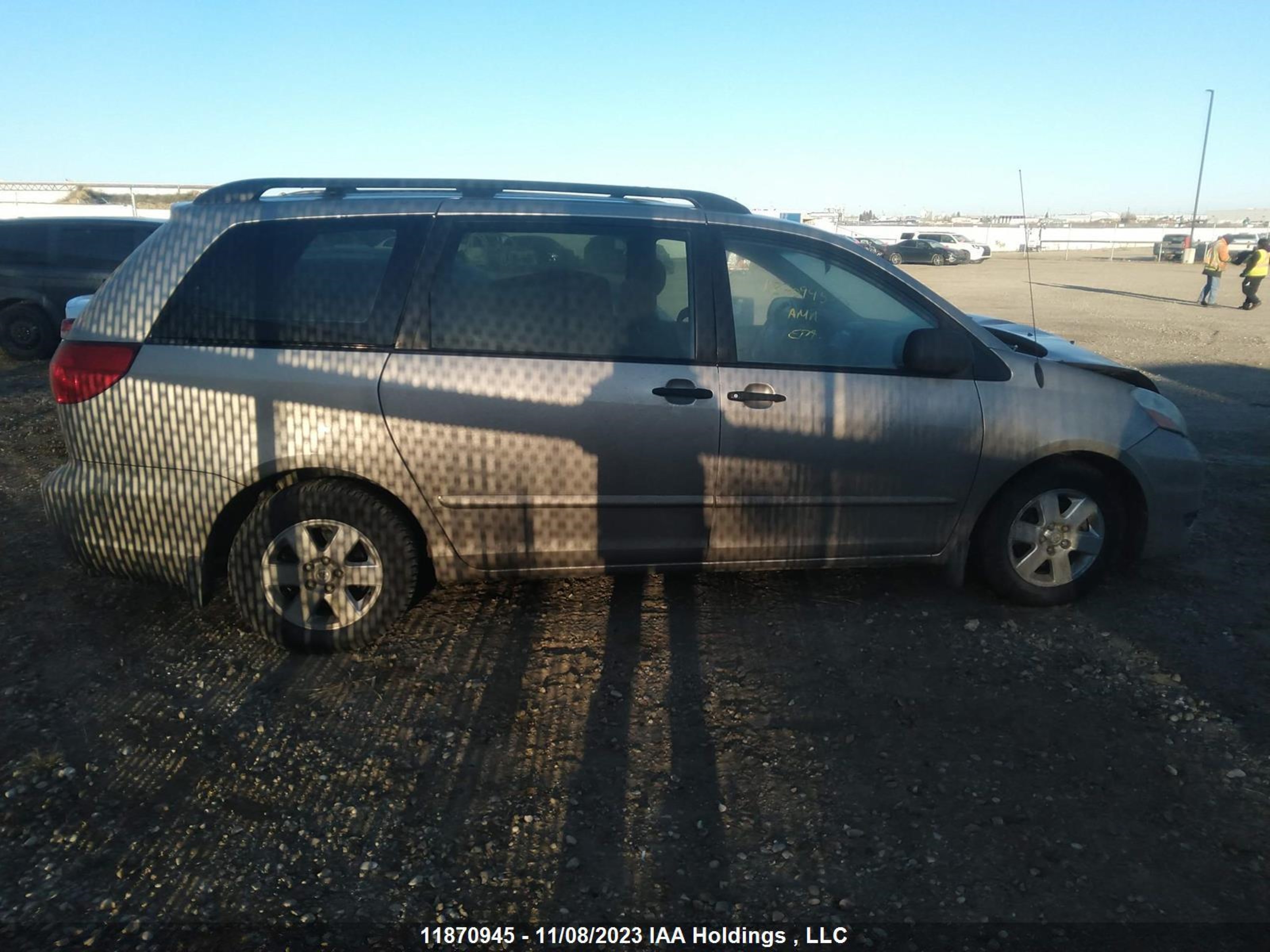 Photo 3 VIN: 5TDZK29CX8S139636 - TOYOTA SIENNA 