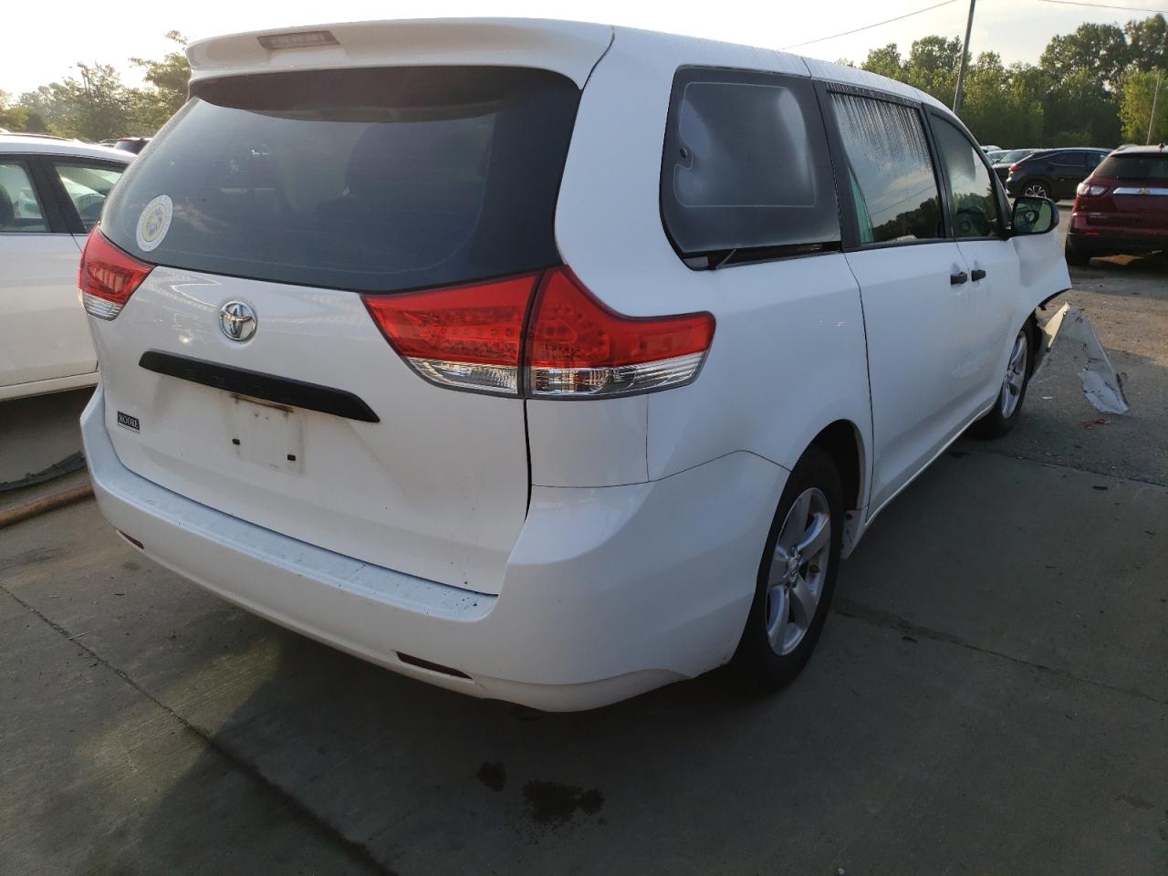 Photo 2 VIN: 5TDZK3DC0BS031000 - TOYOTA SIENNA 