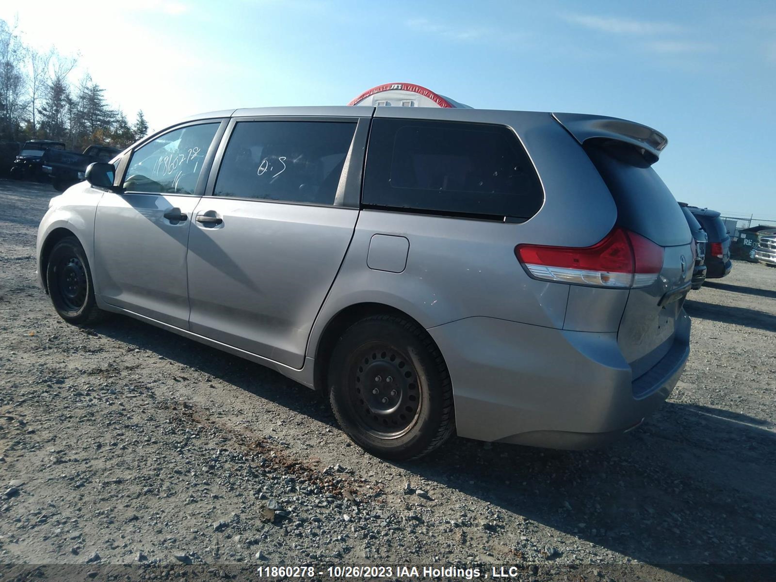 Photo 2 VIN: 5TDZK3DC0BS100462 - TOYOTA SIENNA 