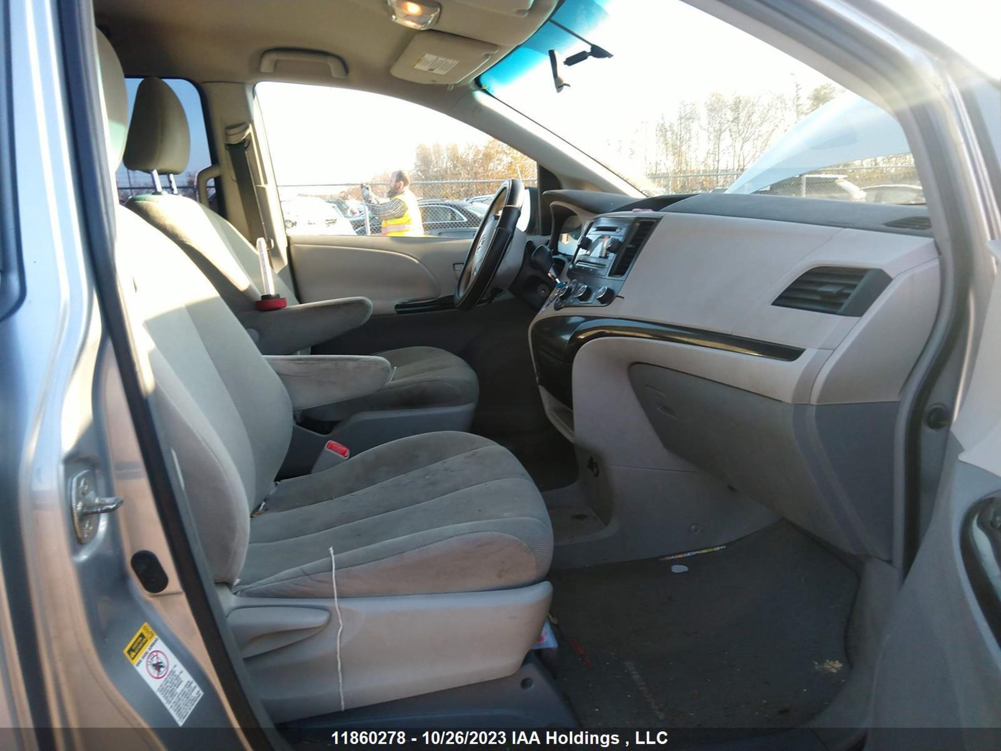 Photo 4 VIN: 5TDZK3DC0BS100462 - TOYOTA SIENNA 