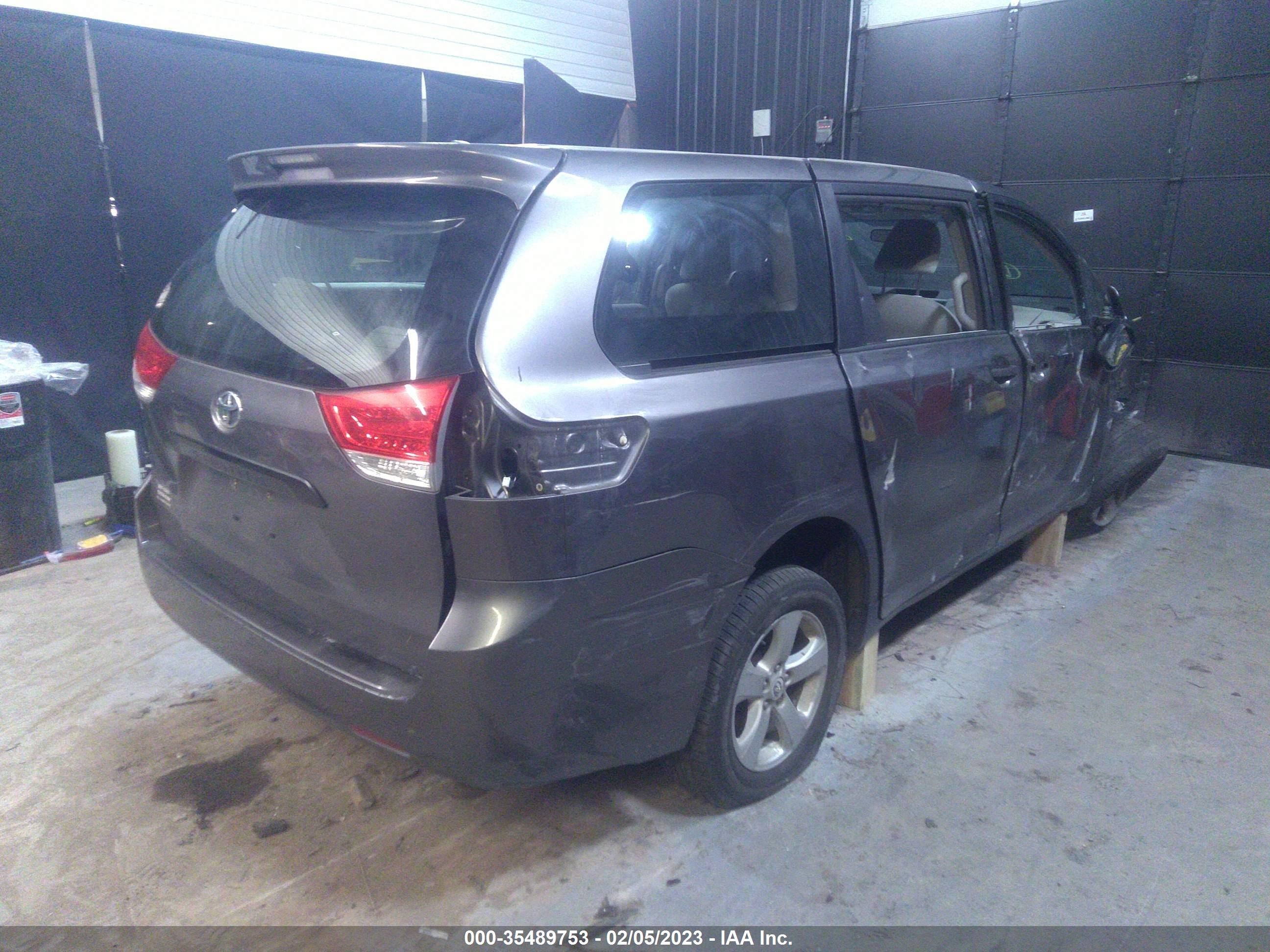 Photo 3 VIN: 5TDZK3DC0BS123451 - TOYOTA SIENNA 