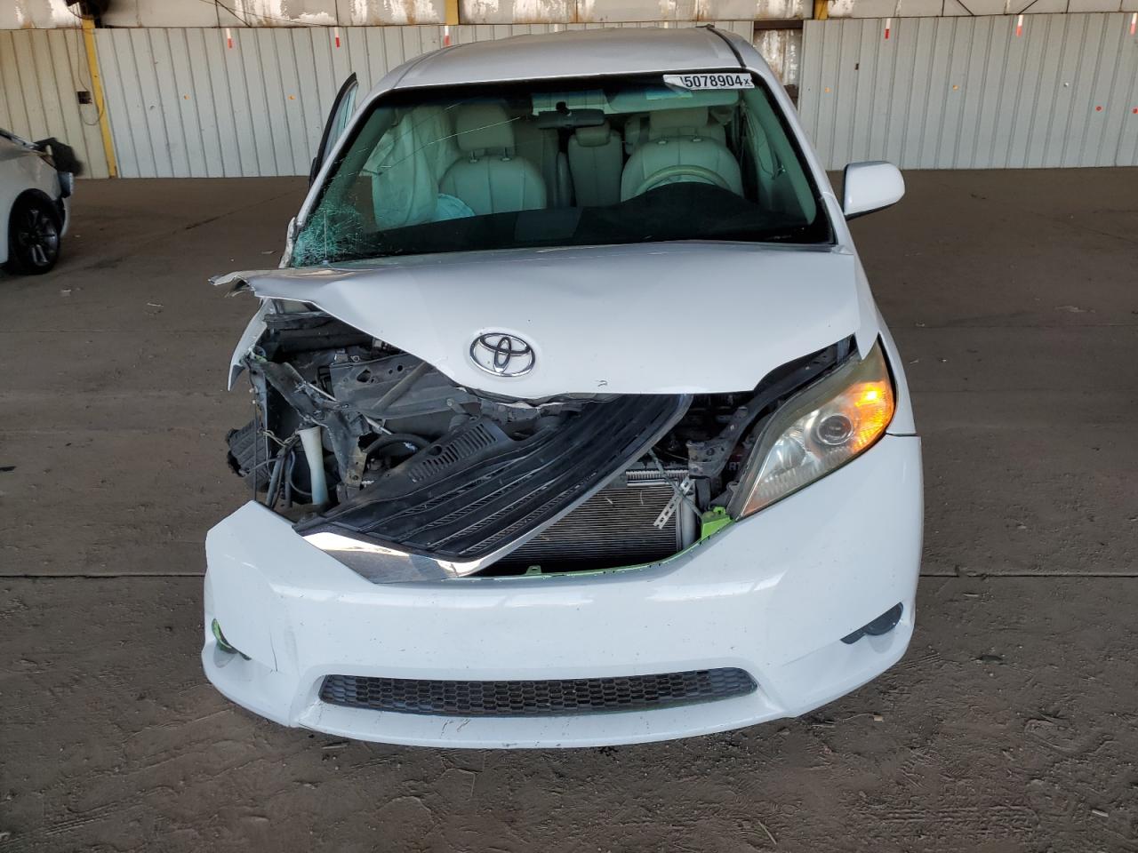 Photo 4 VIN: 5TDZK3DC1ES428025 - TOYOTA SIENNA 