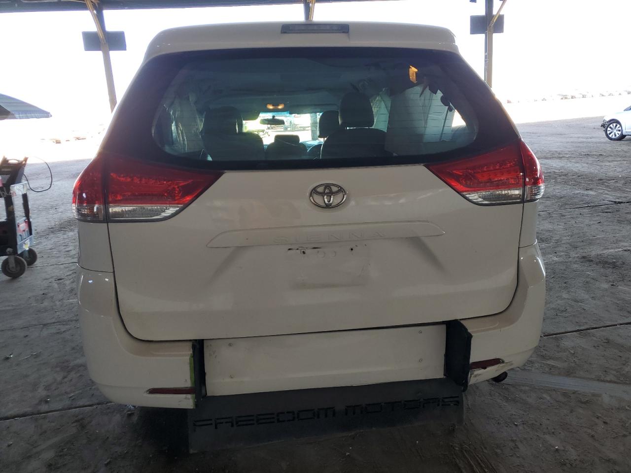 Photo 5 VIN: 5TDZK3DC1ES428025 - TOYOTA SIENNA 