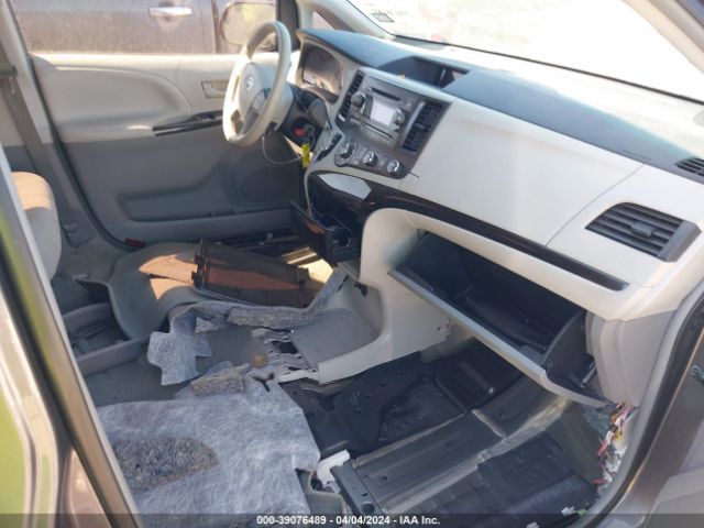 Photo 4 VIN: 5TDZK3DC1ES474194 - TOYOTA SIENNA 