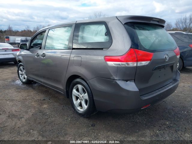 Photo 2 VIN: 5TDZK3DC2BS147945 - TOYOTA SIENNA 