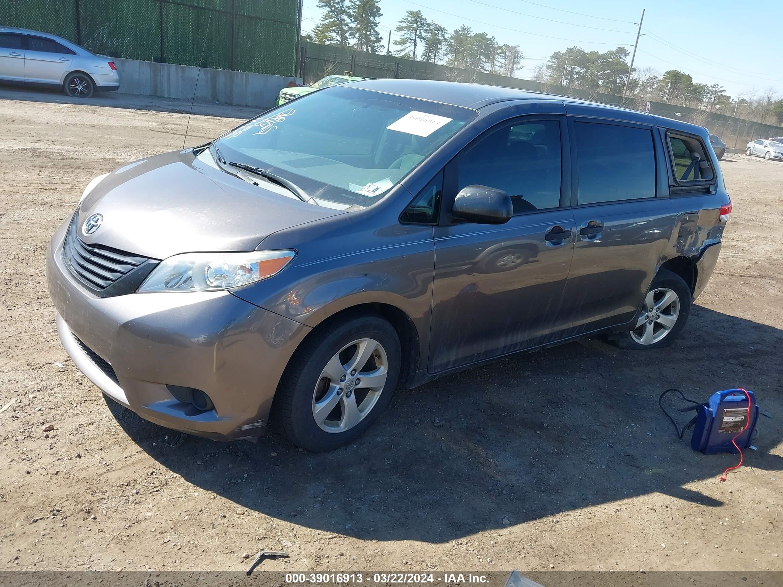 Photo 1 VIN: 5TDZK3DC2DS313397 - TOYOTA SIENNA 