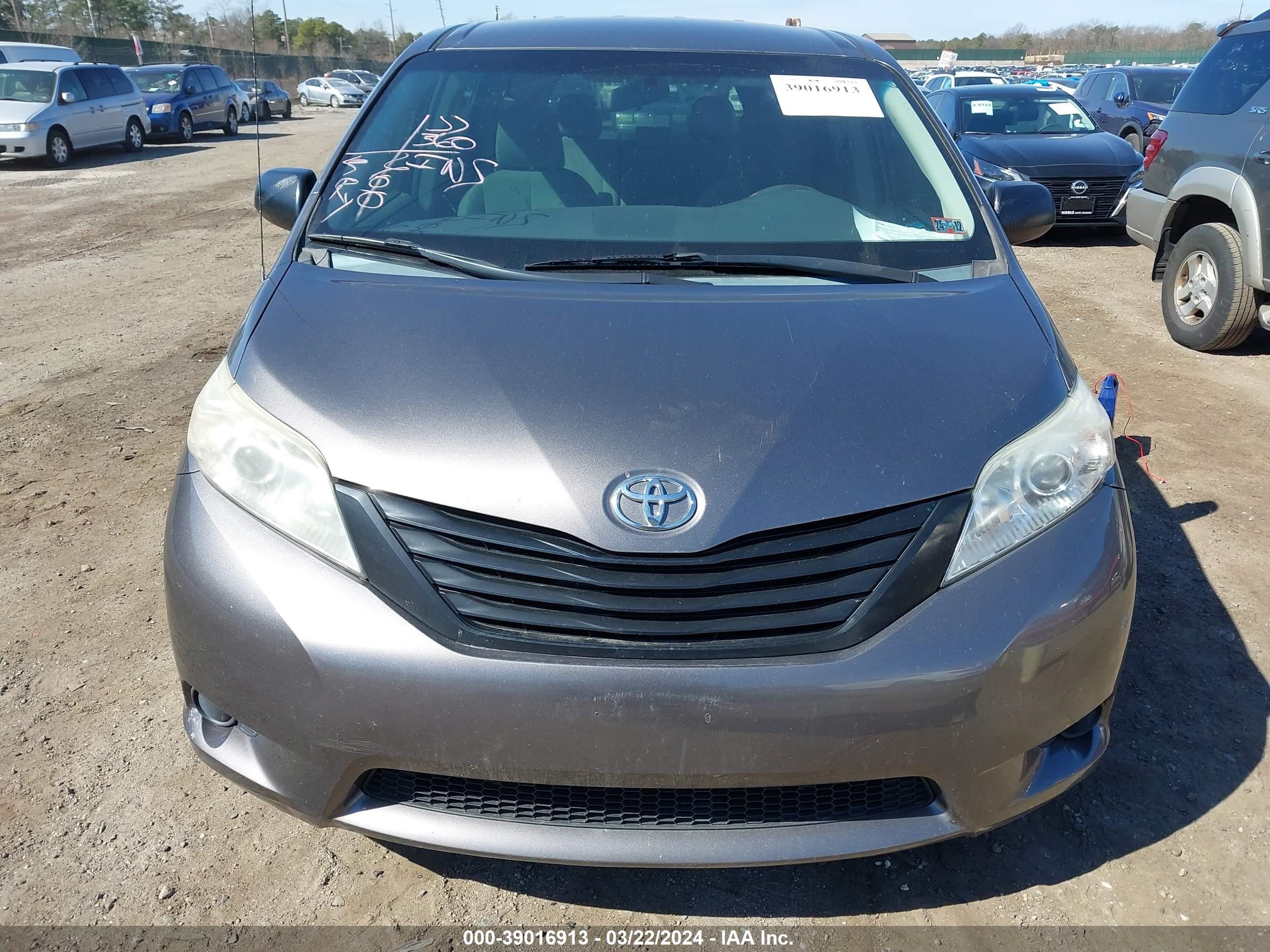 Photo 10 VIN: 5TDZK3DC2DS313397 - TOYOTA SIENNA 