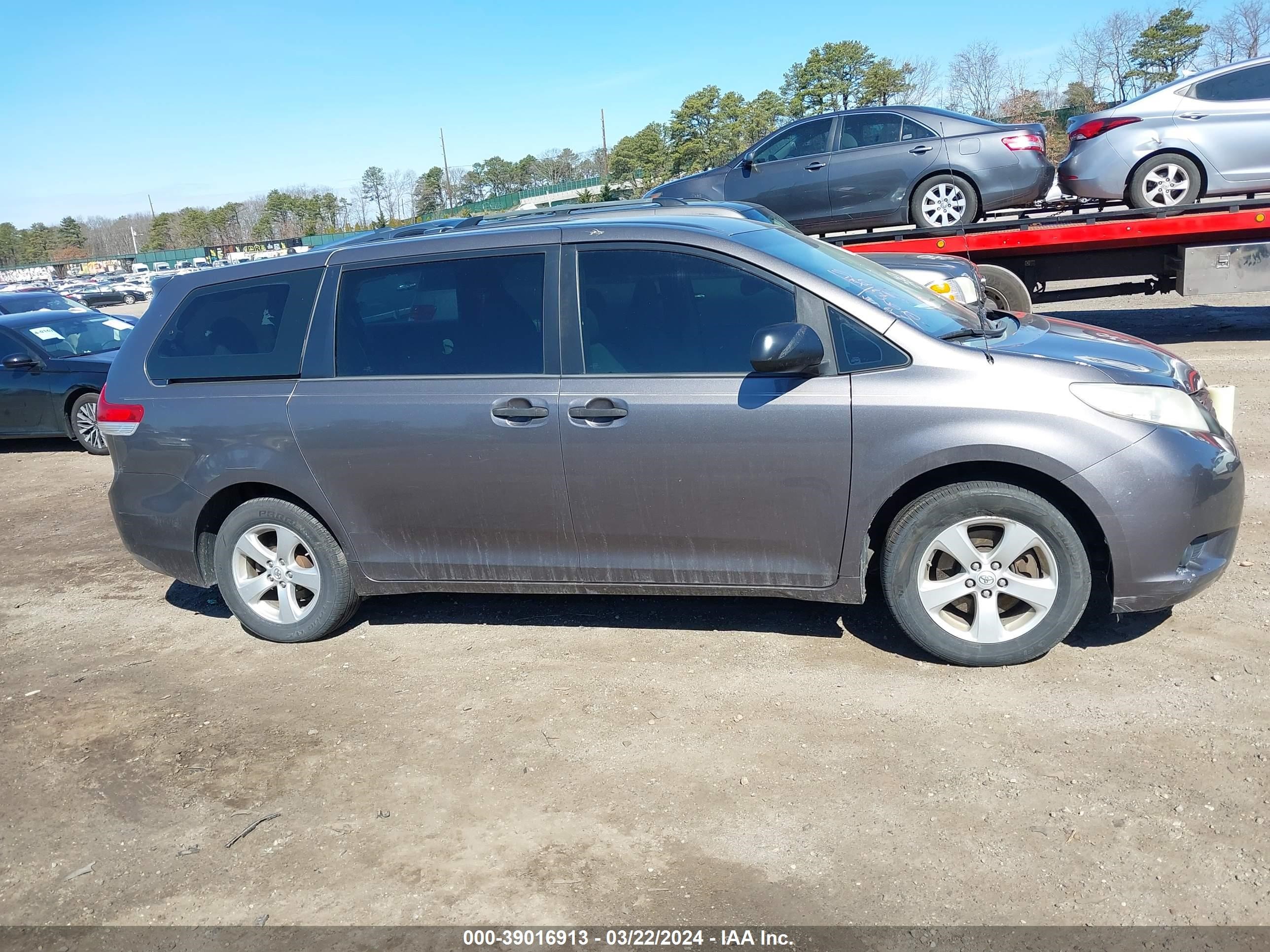 Photo 11 VIN: 5TDZK3DC2DS313397 - TOYOTA SIENNA 