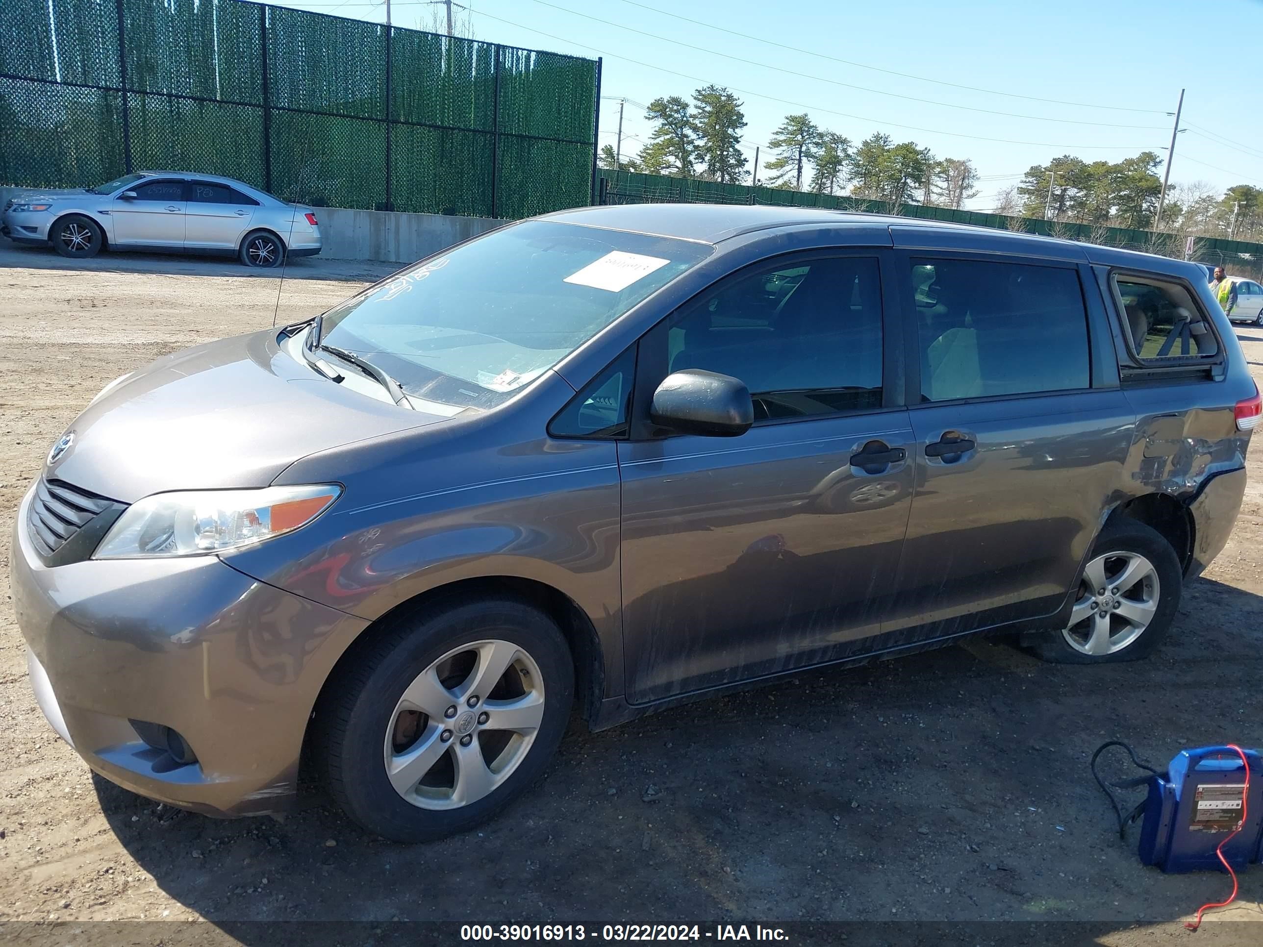 Photo 12 VIN: 5TDZK3DC2DS313397 - TOYOTA SIENNA 