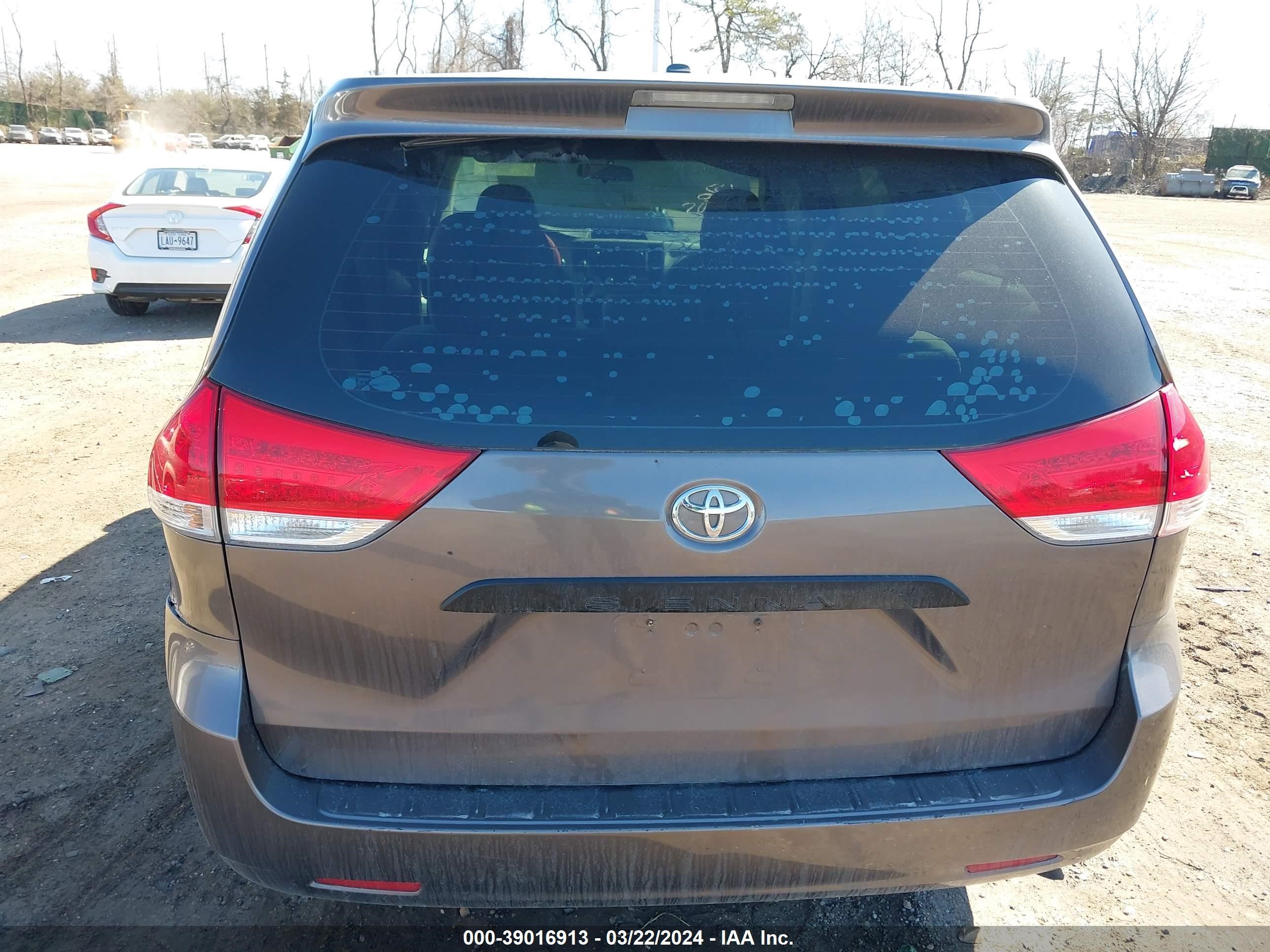 Photo 14 VIN: 5TDZK3DC2DS313397 - TOYOTA SIENNA 