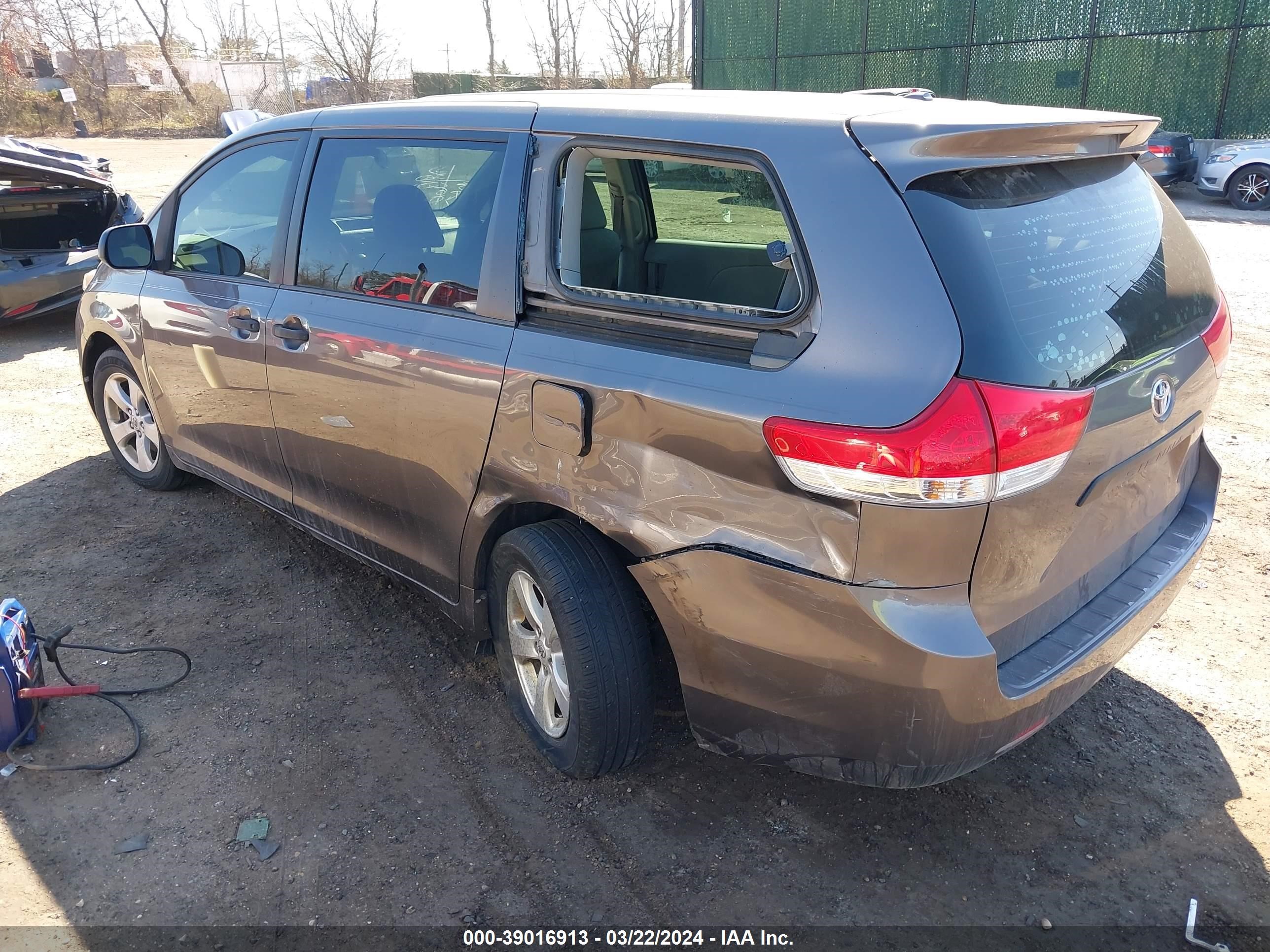 Photo 2 VIN: 5TDZK3DC2DS313397 - TOYOTA SIENNA 