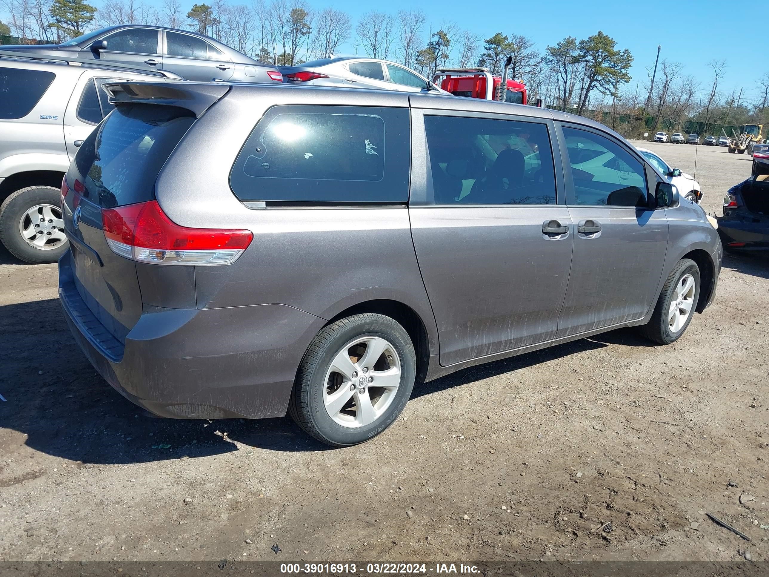 Photo 3 VIN: 5TDZK3DC2DS313397 - TOYOTA SIENNA 