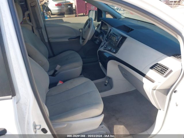 Photo 4 VIN: 5TDZK3DC3BS092891 - TOYOTA SIENNA 