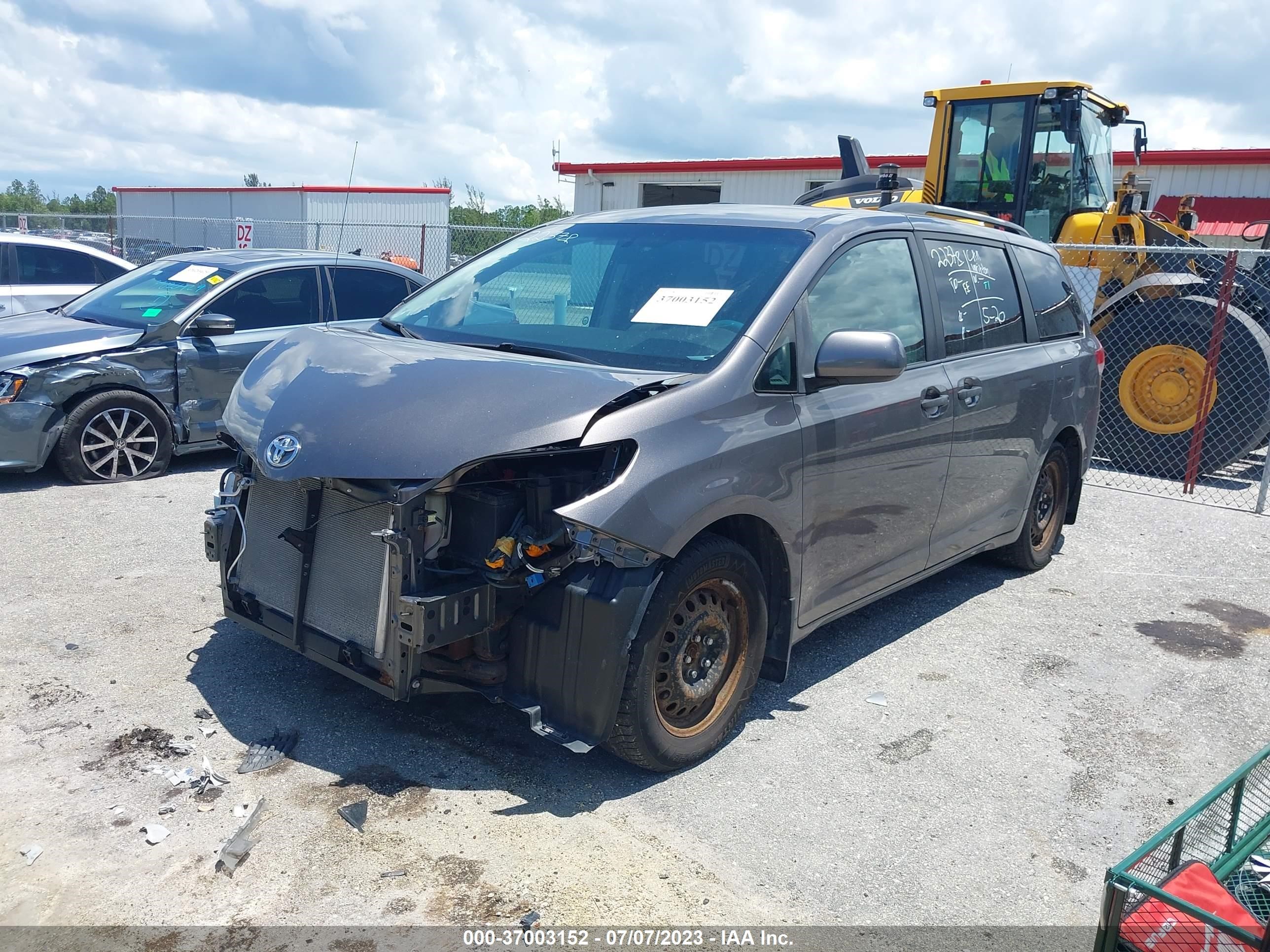 Photo 1 VIN: 5TDZK3DC3BS144553 - TOYOTA SIENNA 