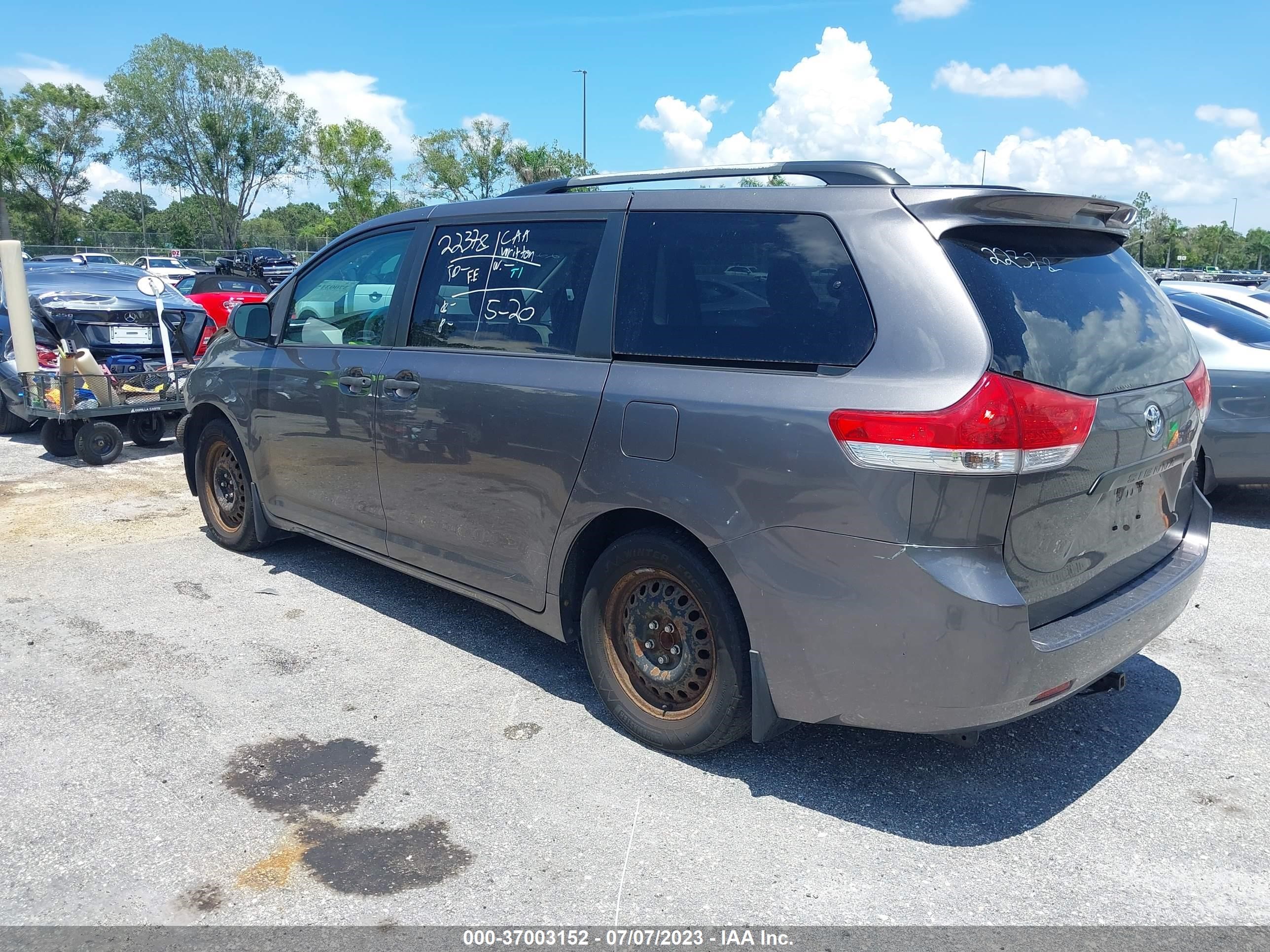 Photo 2 VIN: 5TDZK3DC3BS144553 - TOYOTA SIENNA 