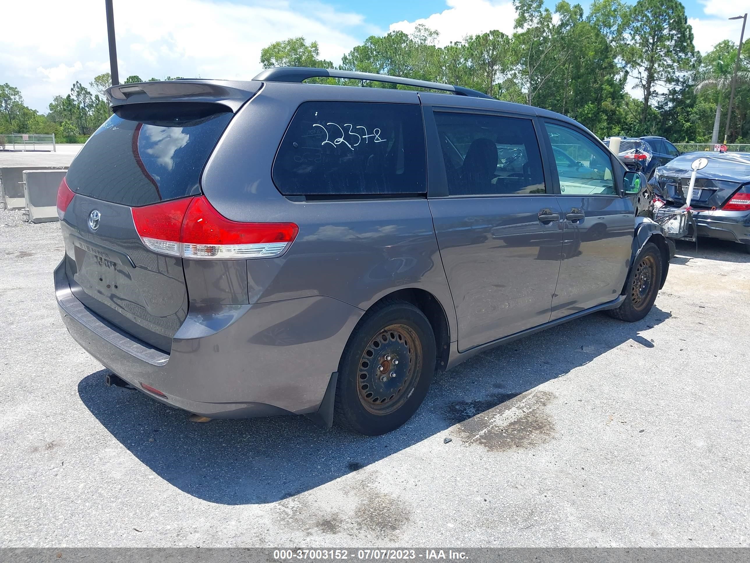 Photo 3 VIN: 5TDZK3DC3BS144553 - TOYOTA SIENNA 