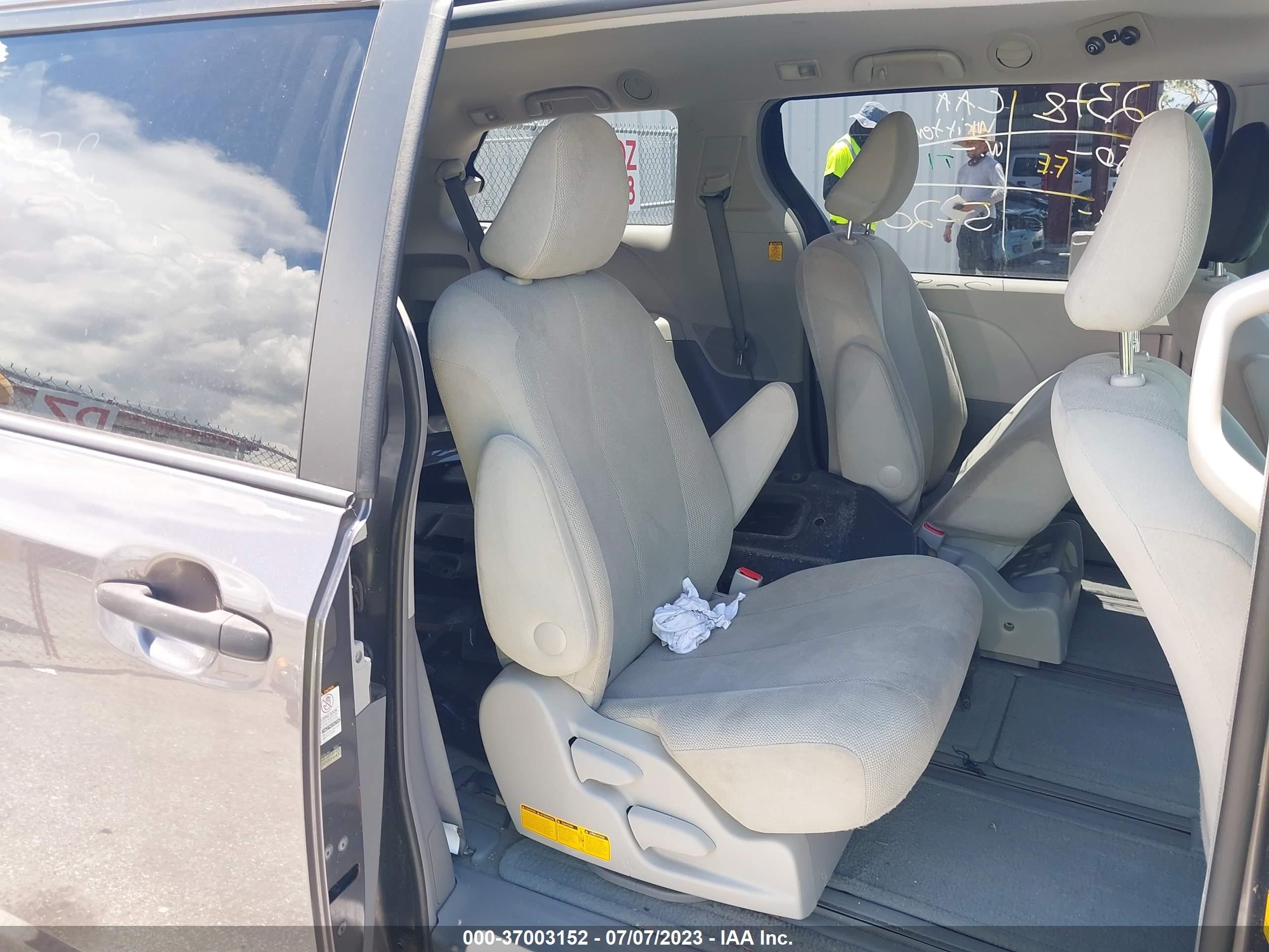 Photo 7 VIN: 5TDZK3DC3BS144553 - TOYOTA SIENNA 