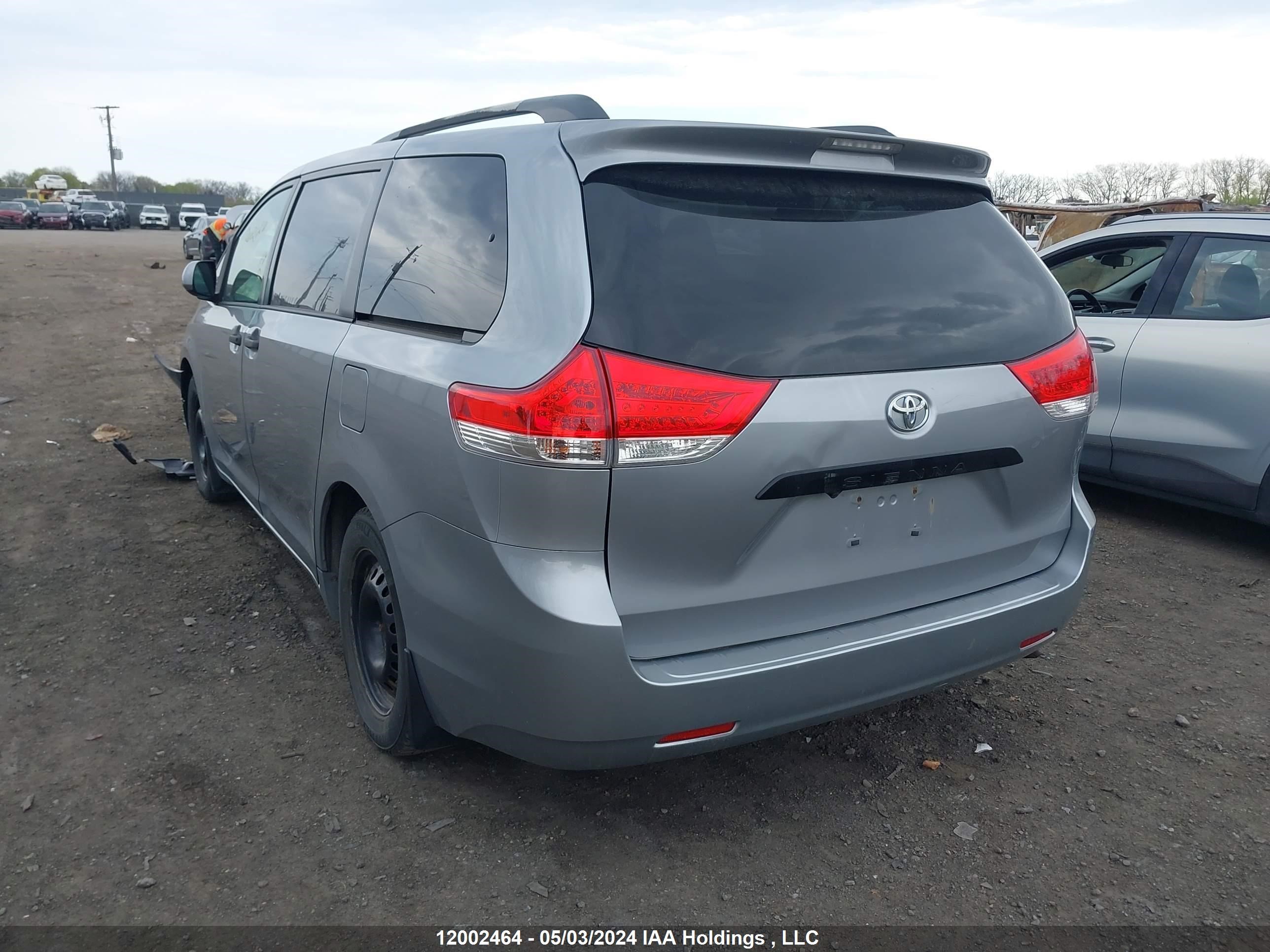 Photo 2 VIN: 5TDZK3DC3DS331195 - TOYOTA SIENNA 