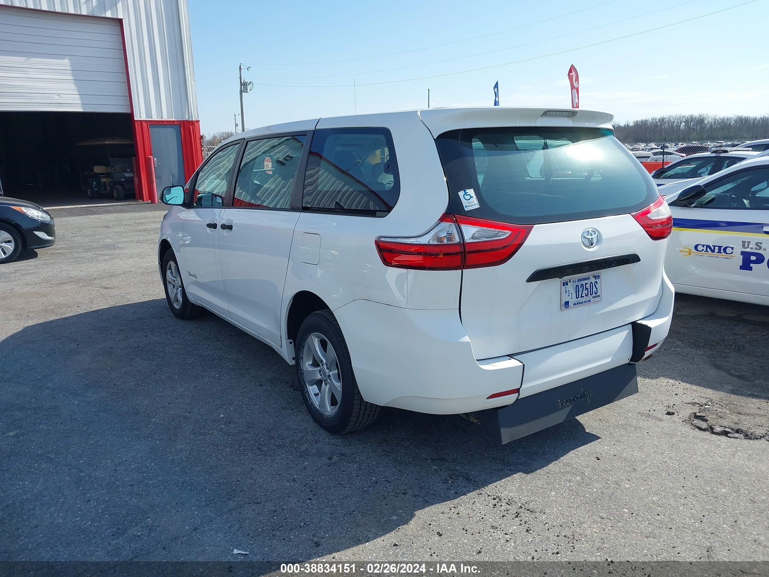 Photo 2 VIN: 5TDZK3DC3GS708922 - TOYOTA SIENNA 