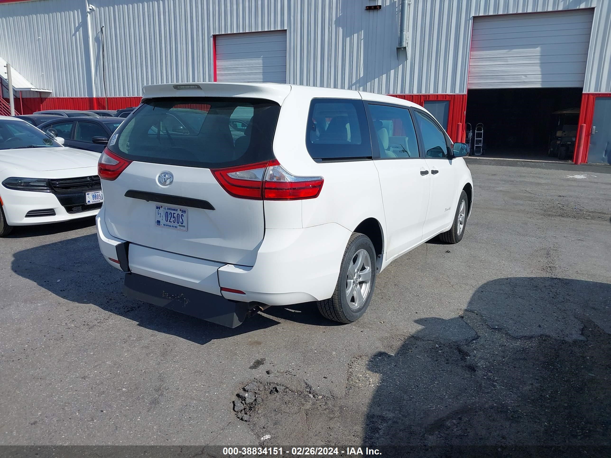 Photo 3 VIN: 5TDZK3DC3GS708922 - TOYOTA SIENNA 