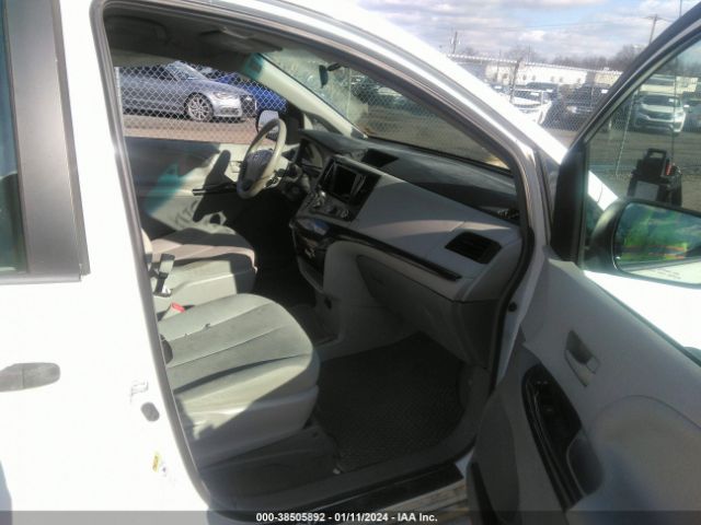 Photo 4 VIN: 5TDZK3DC4DS288454 - TOYOTA SIENNA 