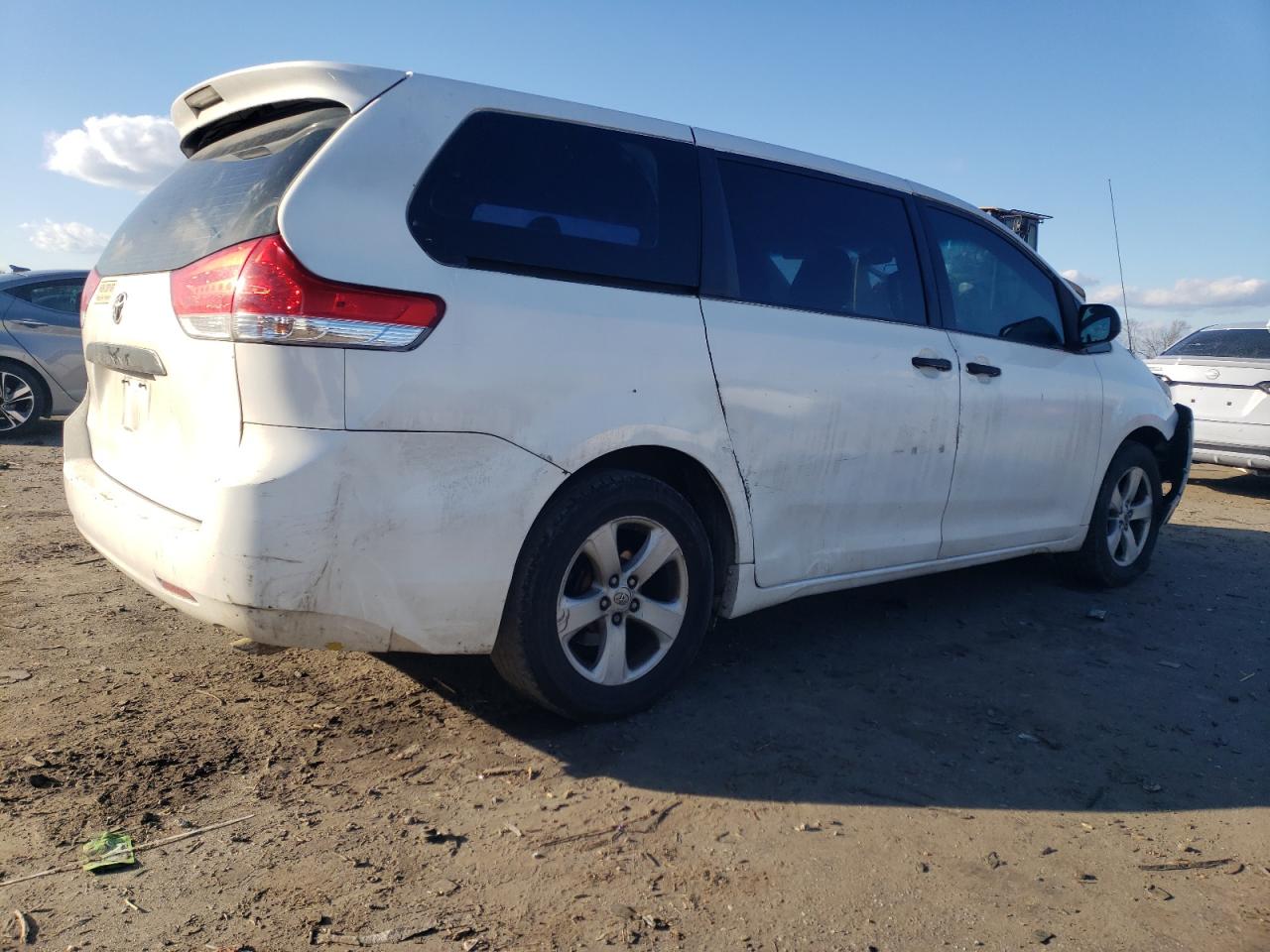 Photo 2 VIN: 5TDZK3DC4ES429301 - TOYOTA SIENNA 