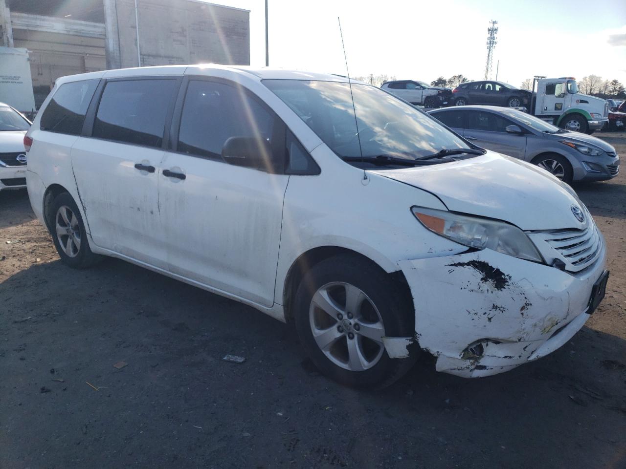 Photo 3 VIN: 5TDZK3DC4ES429301 - TOYOTA SIENNA 