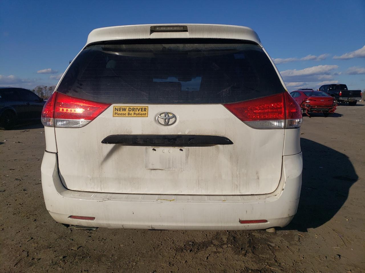 Photo 5 VIN: 5TDZK3DC4ES429301 - TOYOTA SIENNA 