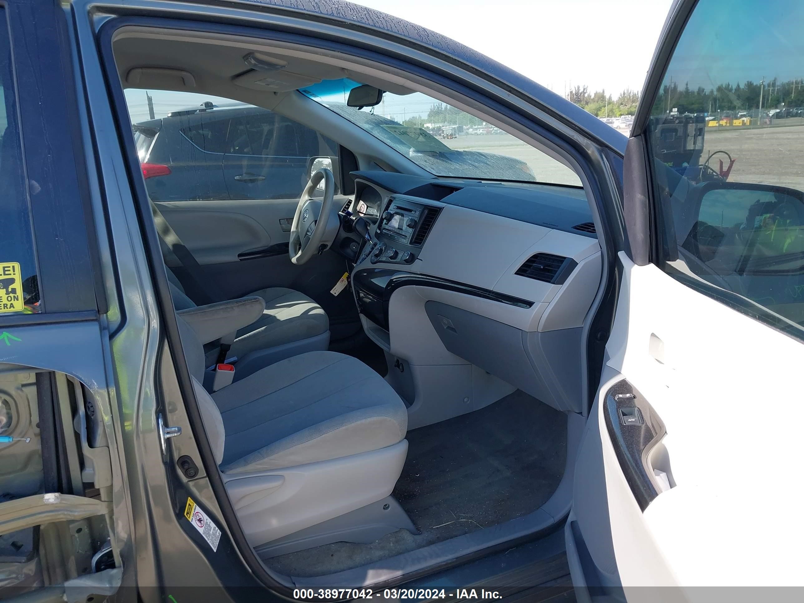 Photo 4 VIN: 5TDZK3DC4ES461598 - TOYOTA SIENNA 