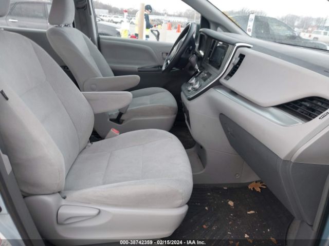 Photo 4 VIN: 5TDZK3DC4FS549634 - TOYOTA SIENNA 