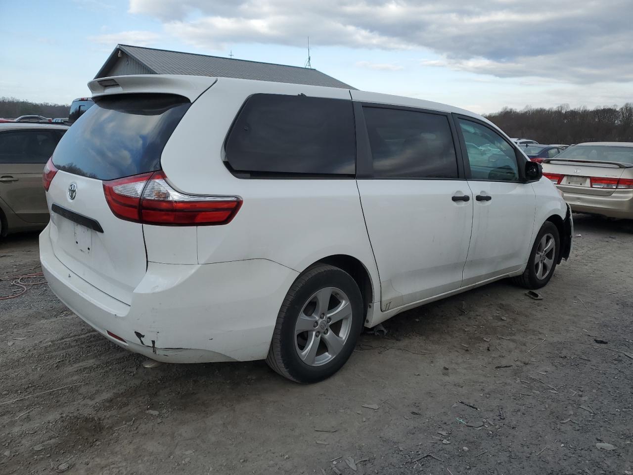 Photo 2 VIN: 5TDZK3DC4GS693105 - TOYOTA SIENNA 