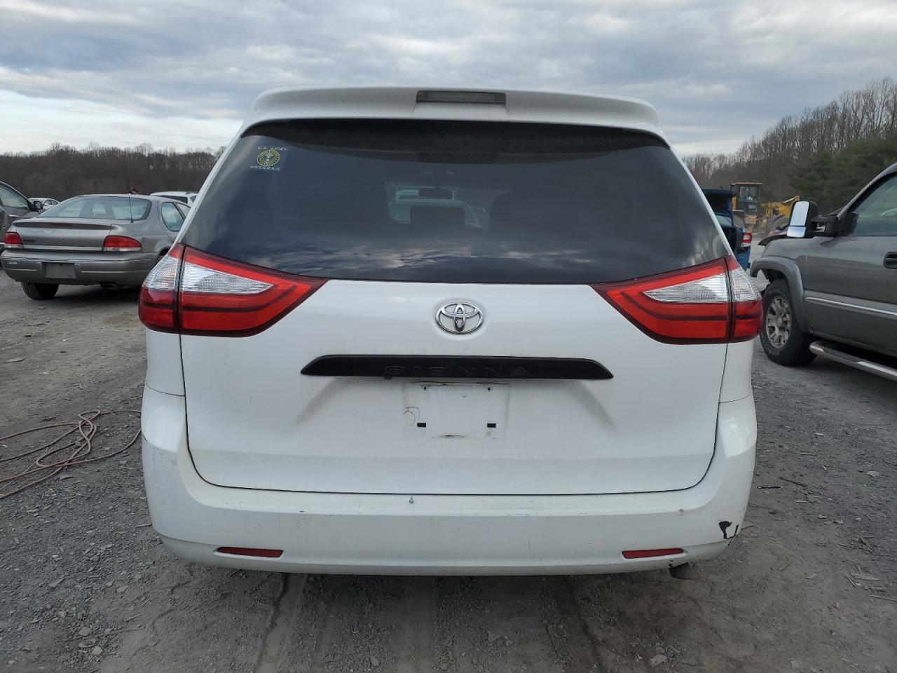 Photo 5 VIN: 5TDZK3DC4GS693105 - TOYOTA SIENNA 