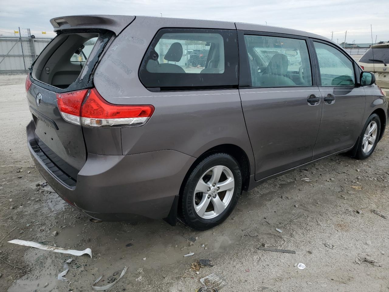 Photo 2 VIN: 5TDZK3DC6BS080556 - TOYOTA SIENNA 