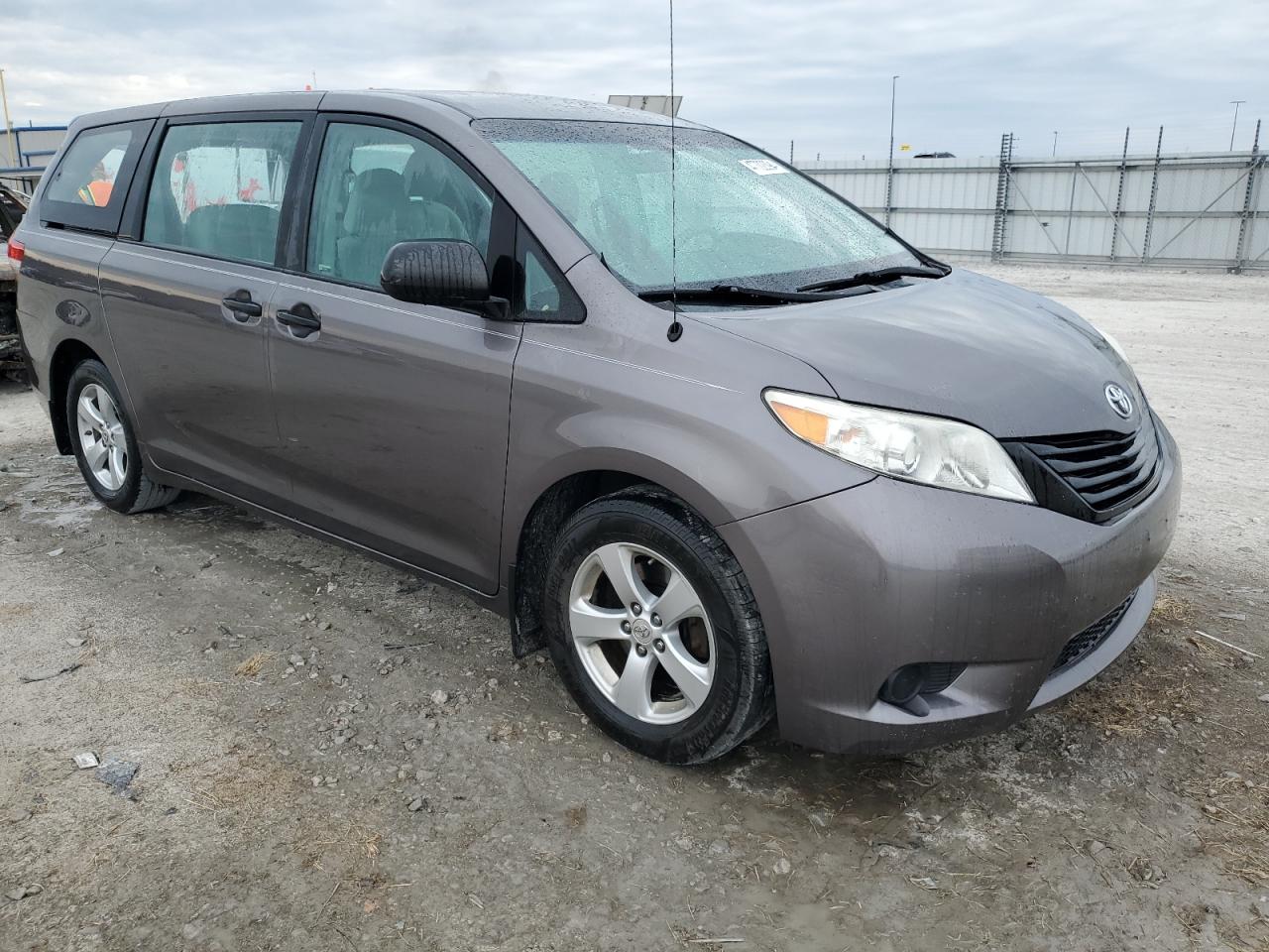 Photo 3 VIN: 5TDZK3DC6BS080556 - TOYOTA SIENNA 