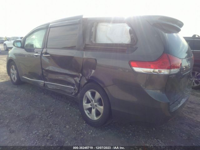 Photo 2 VIN: 5TDZK3DC6CS184594 - TOYOTA SIENNA 